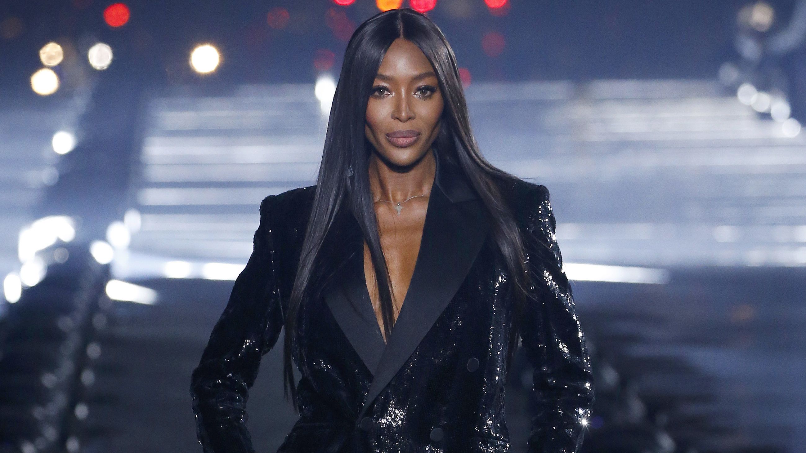 Új háttérképed: Naomi Campbell kifutózik a fényben úszó Eiffel-torony előtt