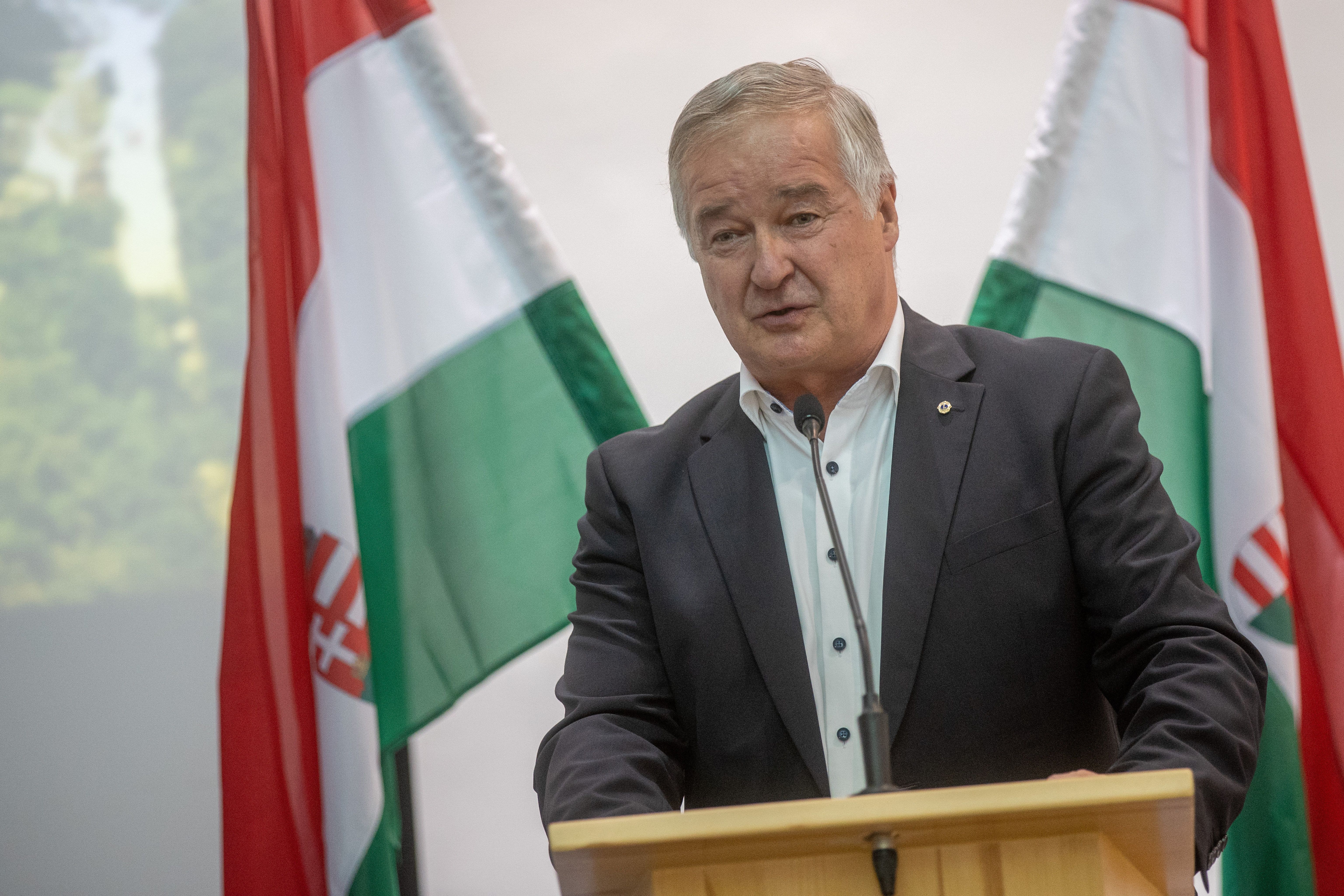 Visszalépésre szólították fel a Fidesz által támogatott szegedi polgármester-jelöltet