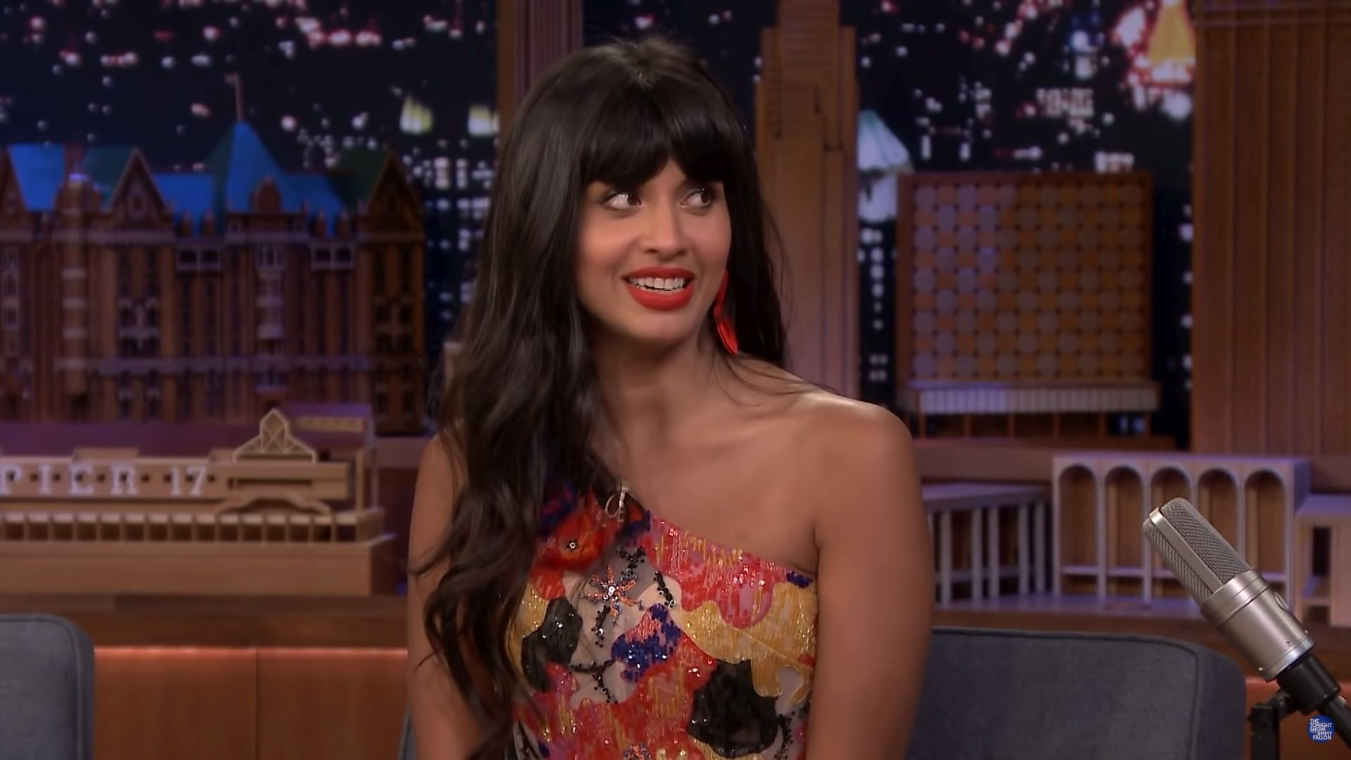 Jameela Jamil egyszer csupasz fenékkel készített élőben interjút Daniel Craiggel