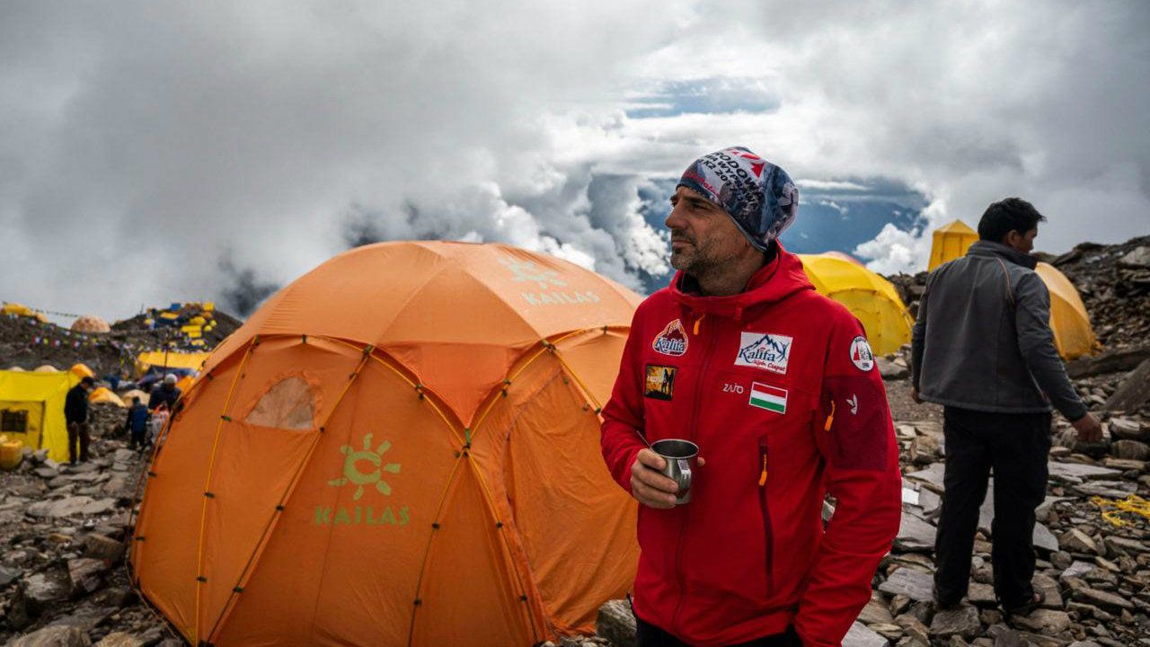 A fájdalom legyűrte a magyar hegymászót a világ nyolcadik legmagasabb csúcsán