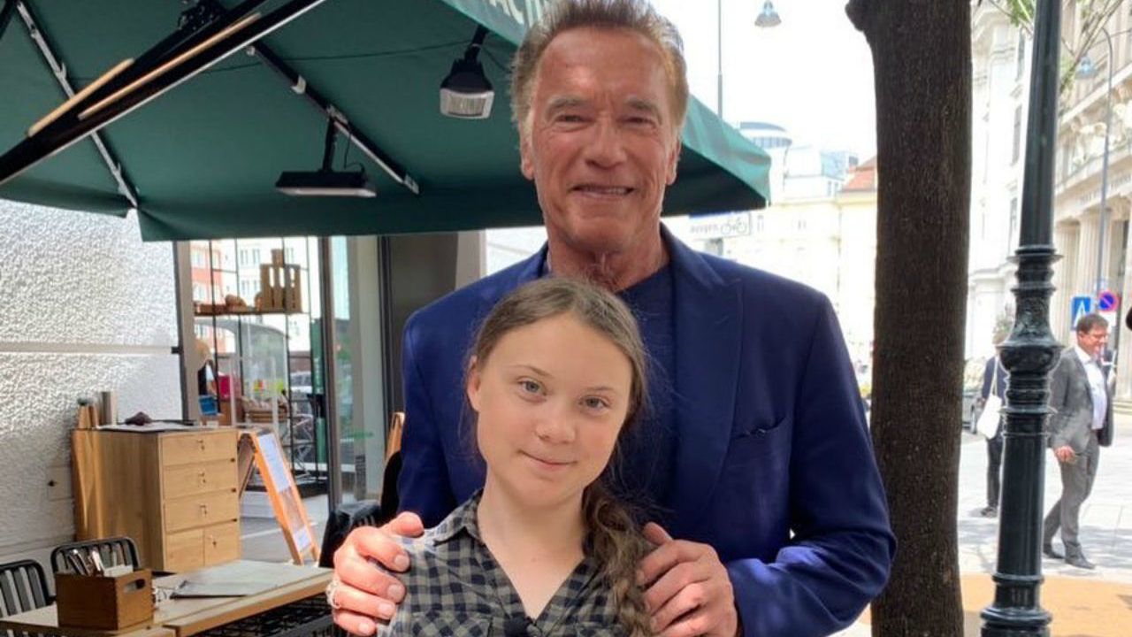 Schwarzenegger az elektromos autójával állt be Greta Thunberg mögé