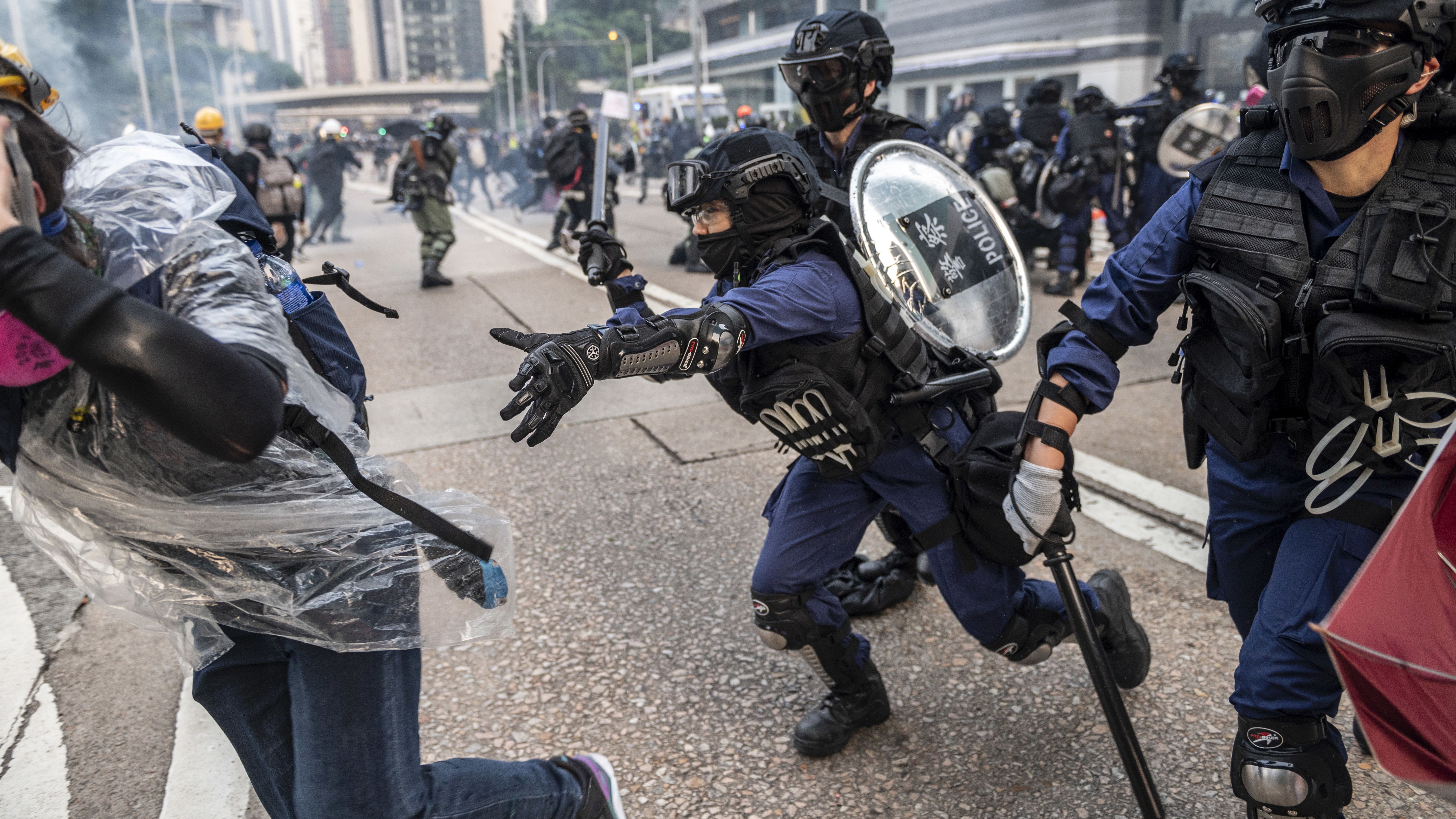 Óriási a feszültség Hongkongban, mindenki attól tart, mi történik kedden
