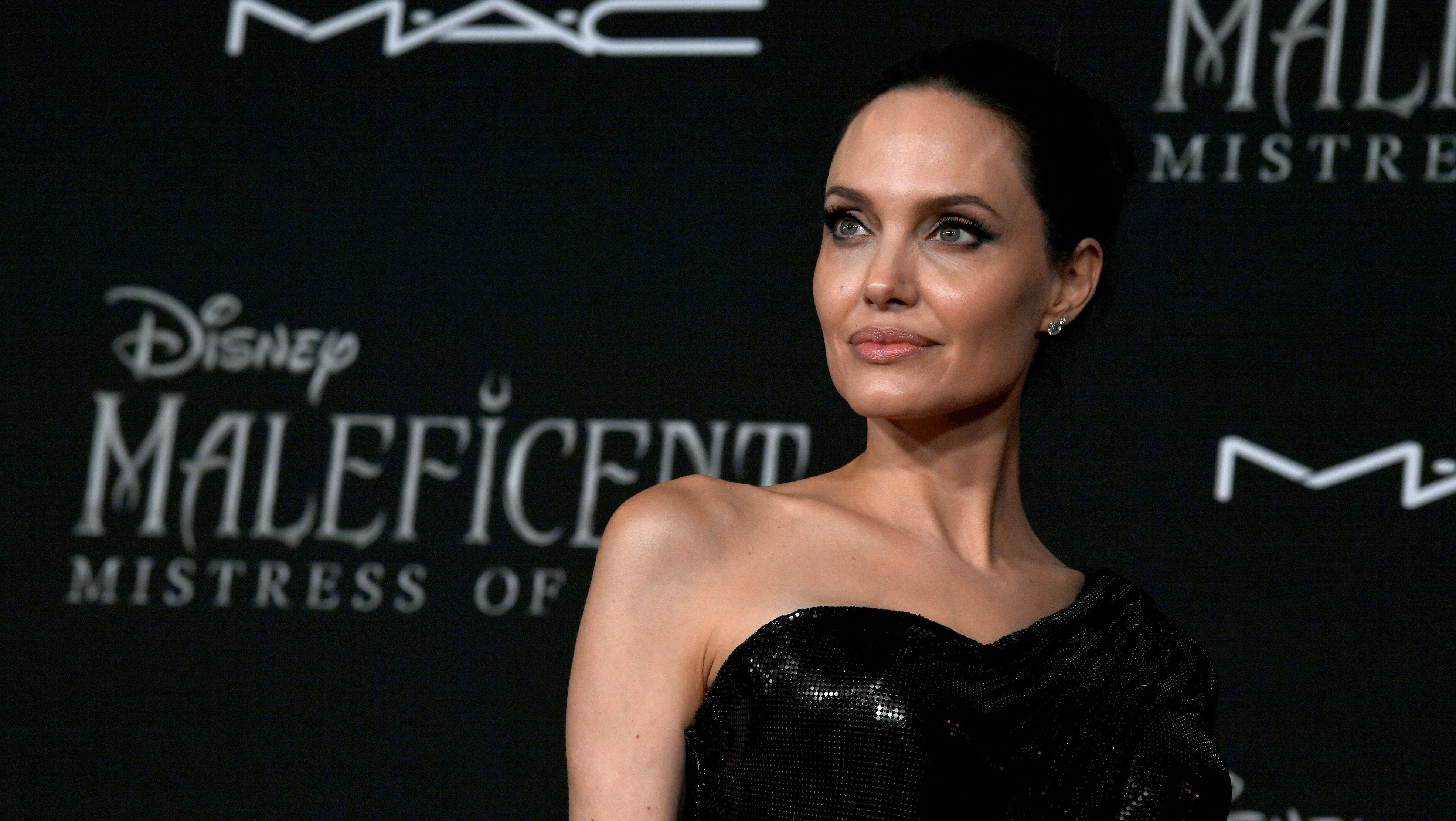 Angelina Jolie hat gyerekéből ötöt vitt magával a Demóna 2 premierjére