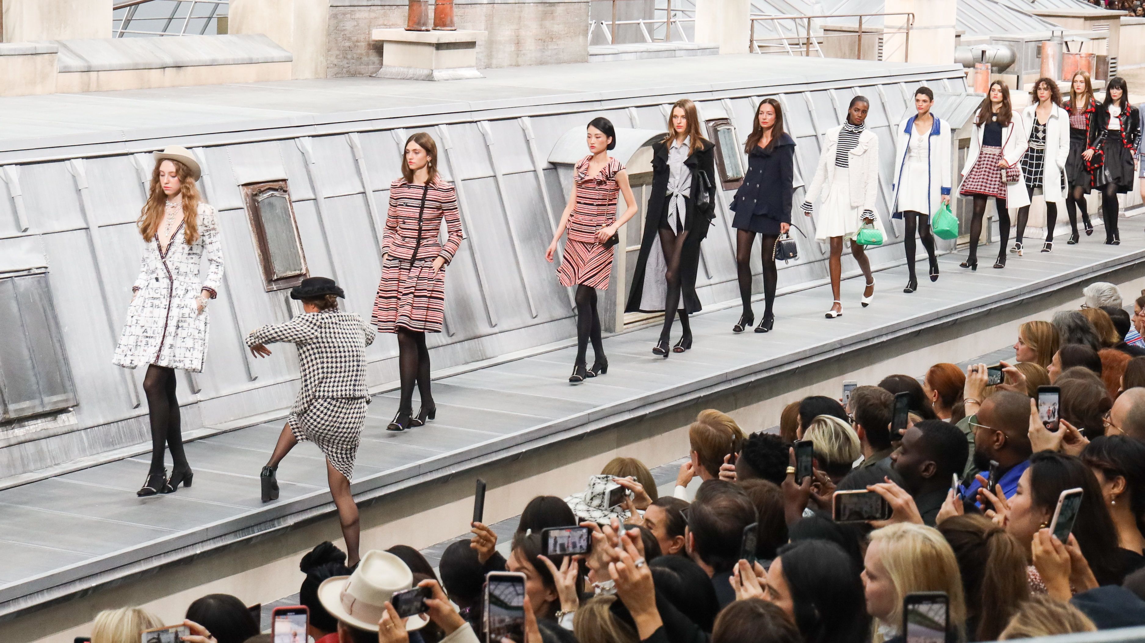 Egy nő zavarta meg a Chanel divatbemutatóját, Gigi Hadid intézkedett