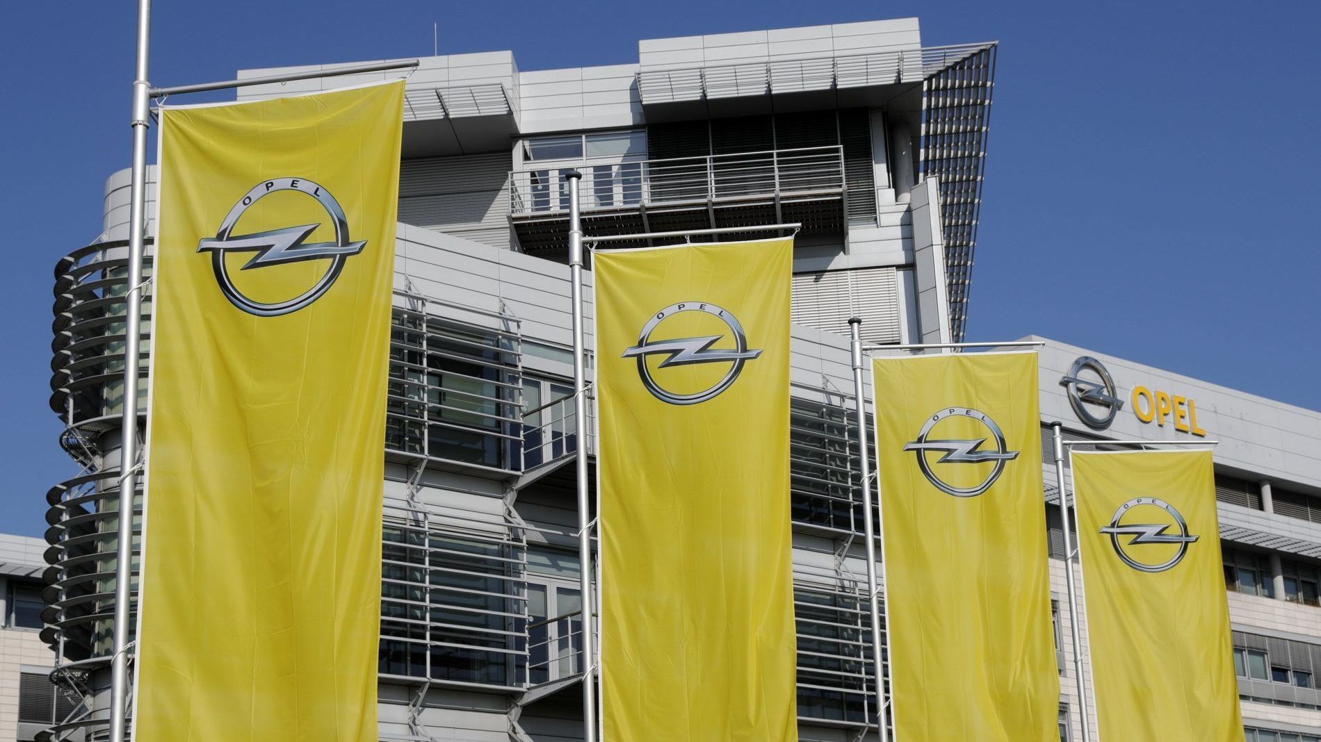 Fékez az autóipar: rövidített munkaidőt vezet be az Opel