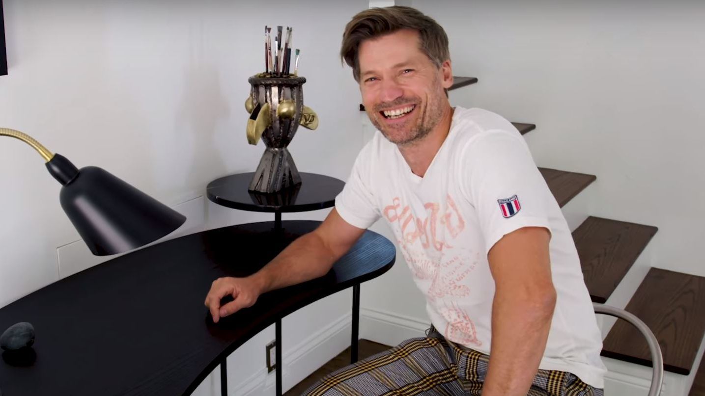 Nikolaj Coster-Waldau egy plüss Brienne-t tart a nappalijában