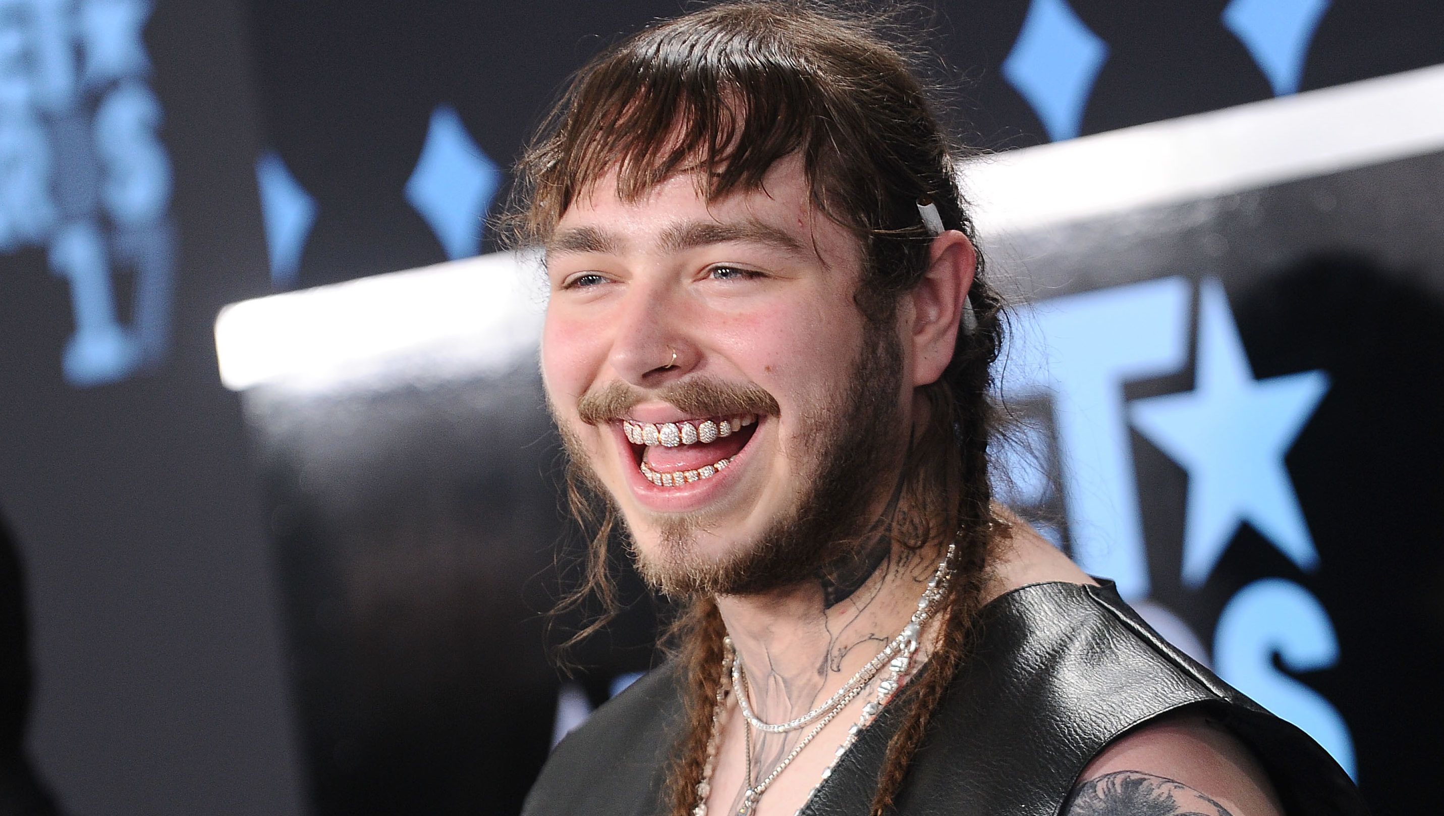 Azonnal mém lett abból, ahogy Post Malone-nak melleket villantott rajongója