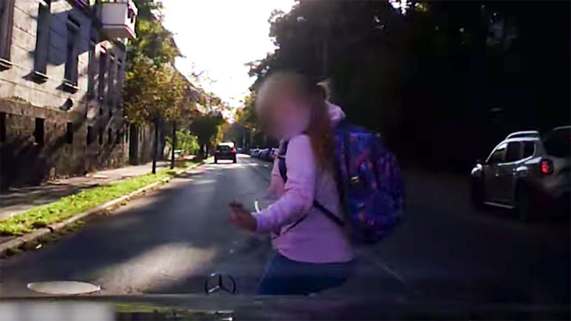 Vérfagyasztó videón, ahogy elgázolnak egy iskolás kislányt a zebrán Miskolcon
