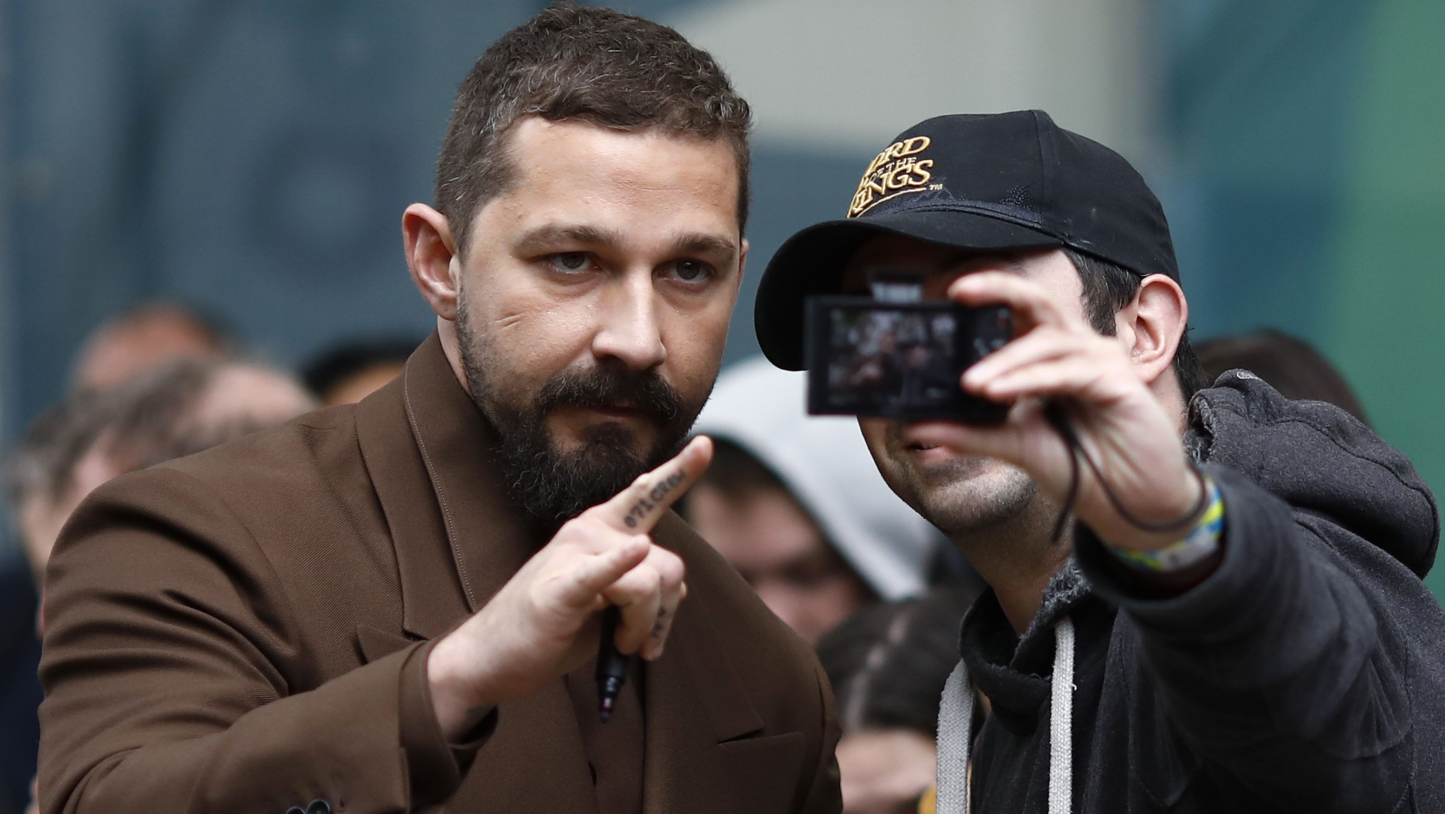 Shia LaBeouf úgy nézett ki a vörös szőnyegen, mint aki a toborzóirodába megy utána