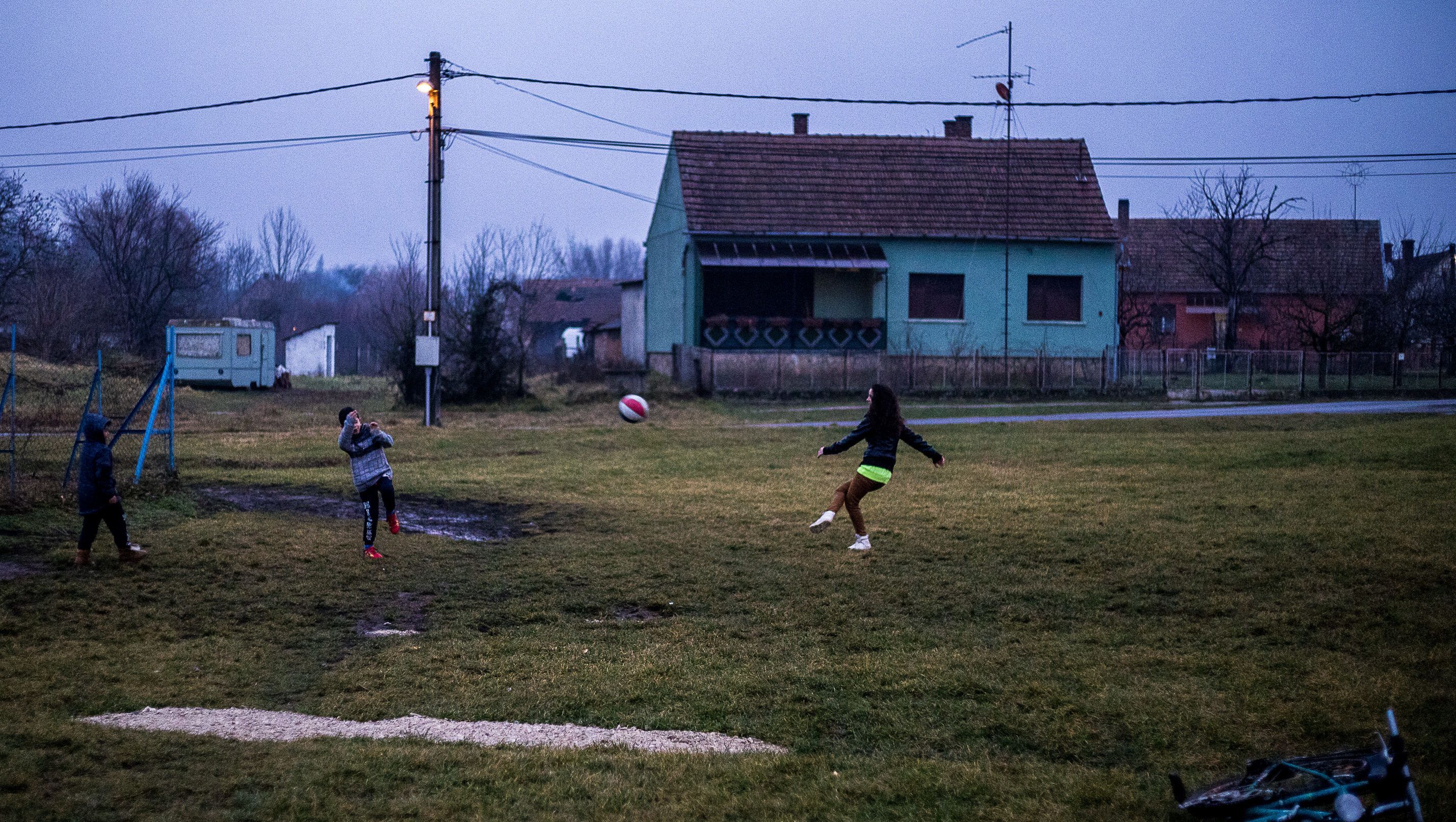 A társadalom legszegényebb 30 százaléka neveli a magyar gyerekek több mint felét