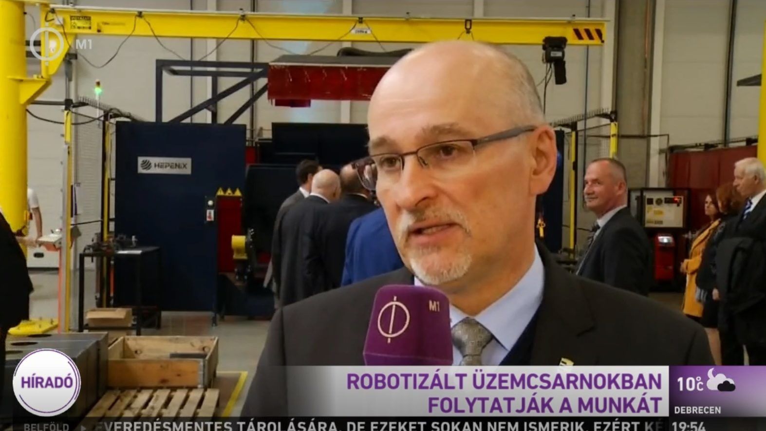 Átadták a robotizált üzemcsarnokot, a fideszes polgármesterjelölt a munkahelyteremtést méltatta