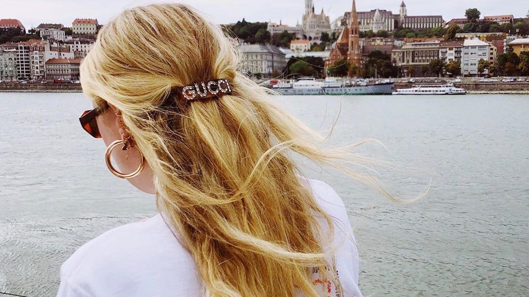 Dakota Fanning megmutatta a pesti rakpartnak Gucci-hajcsatját