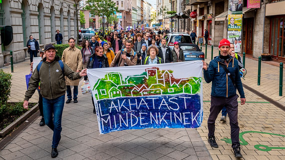 „Gyerekként folyamatosan aggódnom kellett, lesz-e lakásunk. Lassan 30 leszek, és még mindig ez a helyzet”