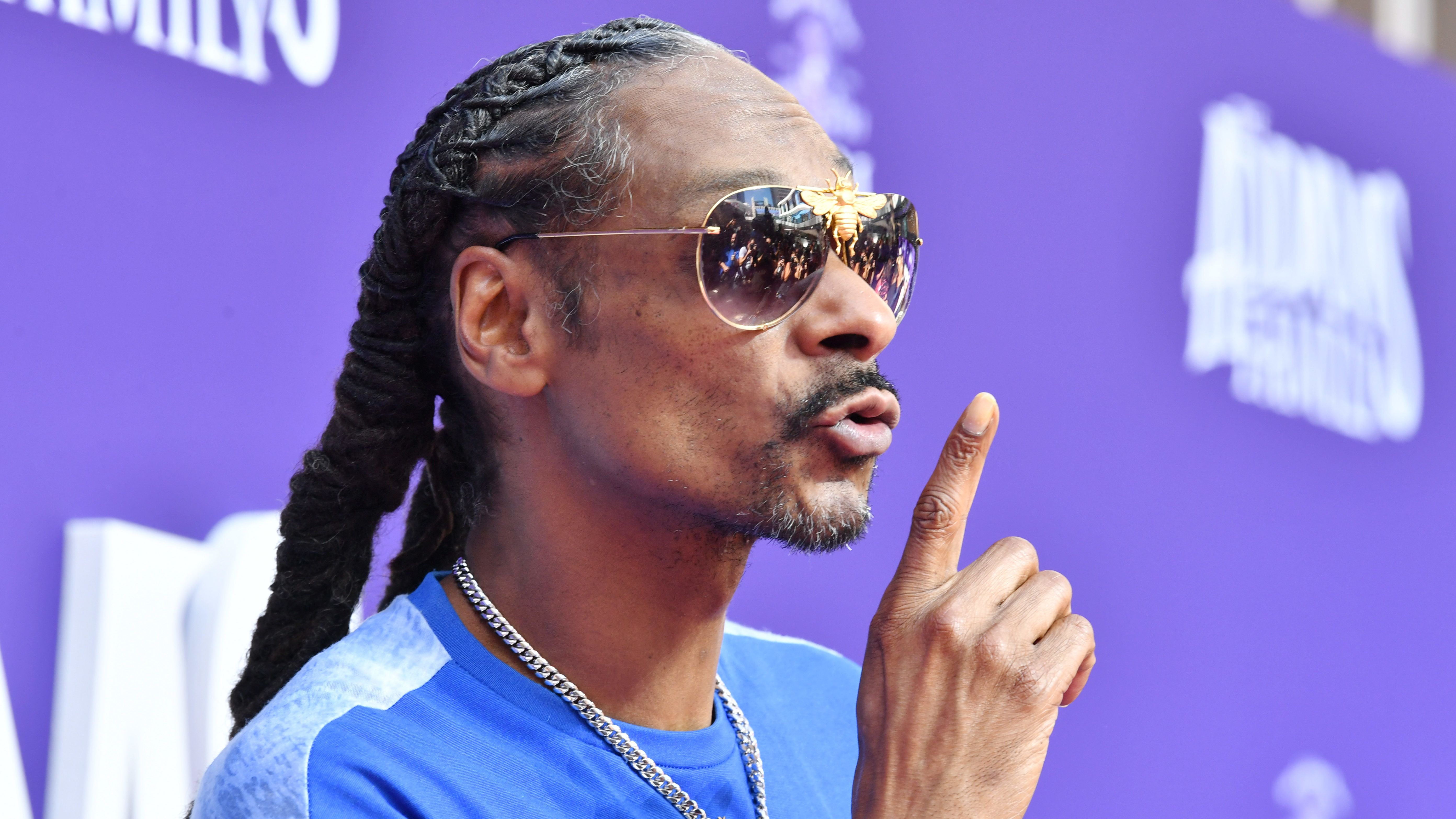 Egy egyetem bocsánatot kért, miután Snoop Dogg rúdtáncosokkal és pénzágyúval lépett fel a bulijukon
