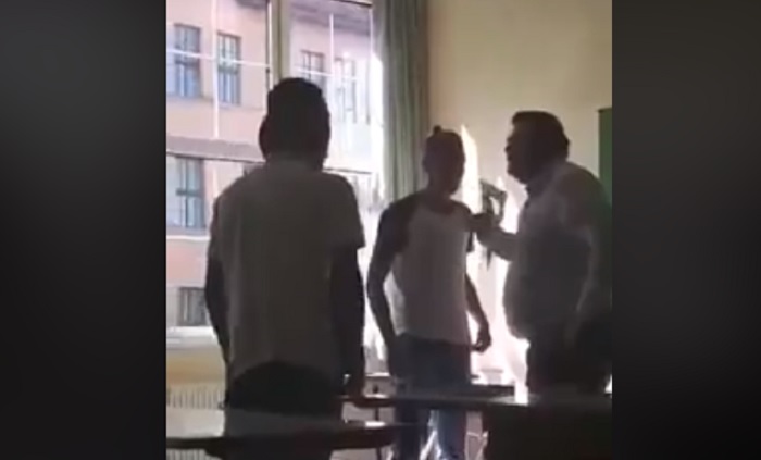 Ordítottak, lökdösték tanárukat egy budapesti iskola diákjai