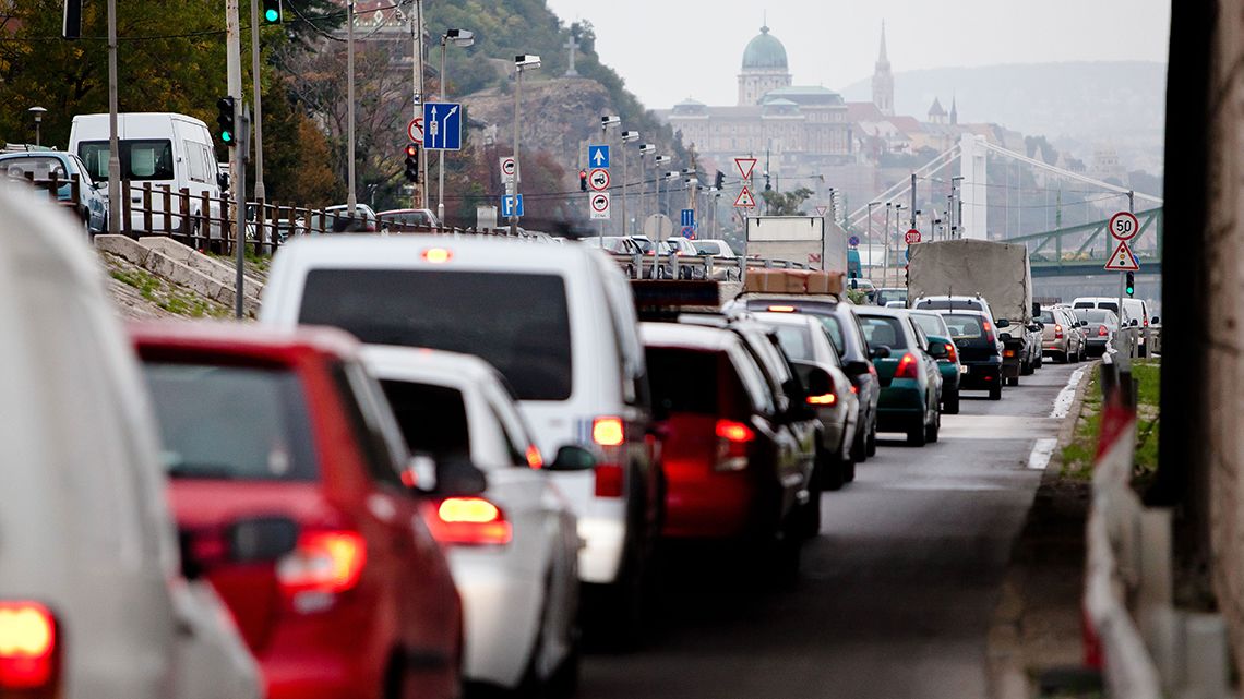 A budapestiek inkább kitiltanák az autókat a belvárosból, mint hogy dugódíjat vezessenek be