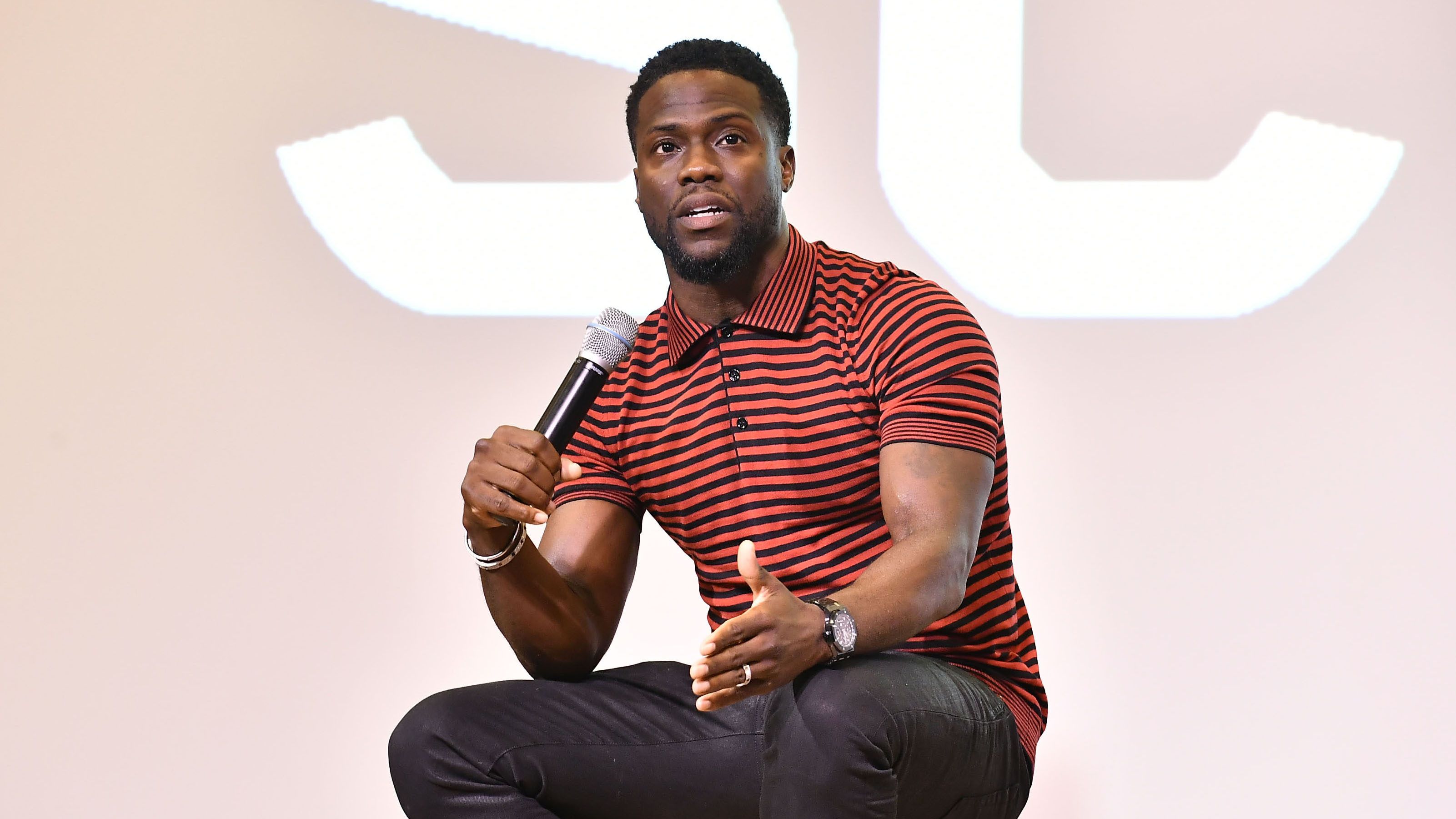 Az autóbalesetet szenvedett Kevin Hart visszatért a munkába