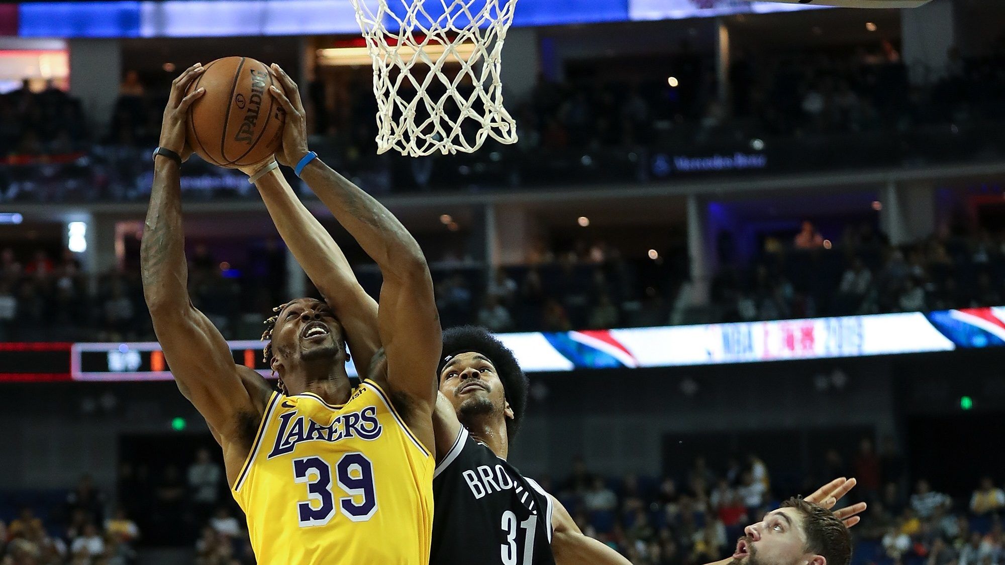 Akkorát ugrott zsákoláskor a Lakers játékosa, hogy a nadrág is leesett róla