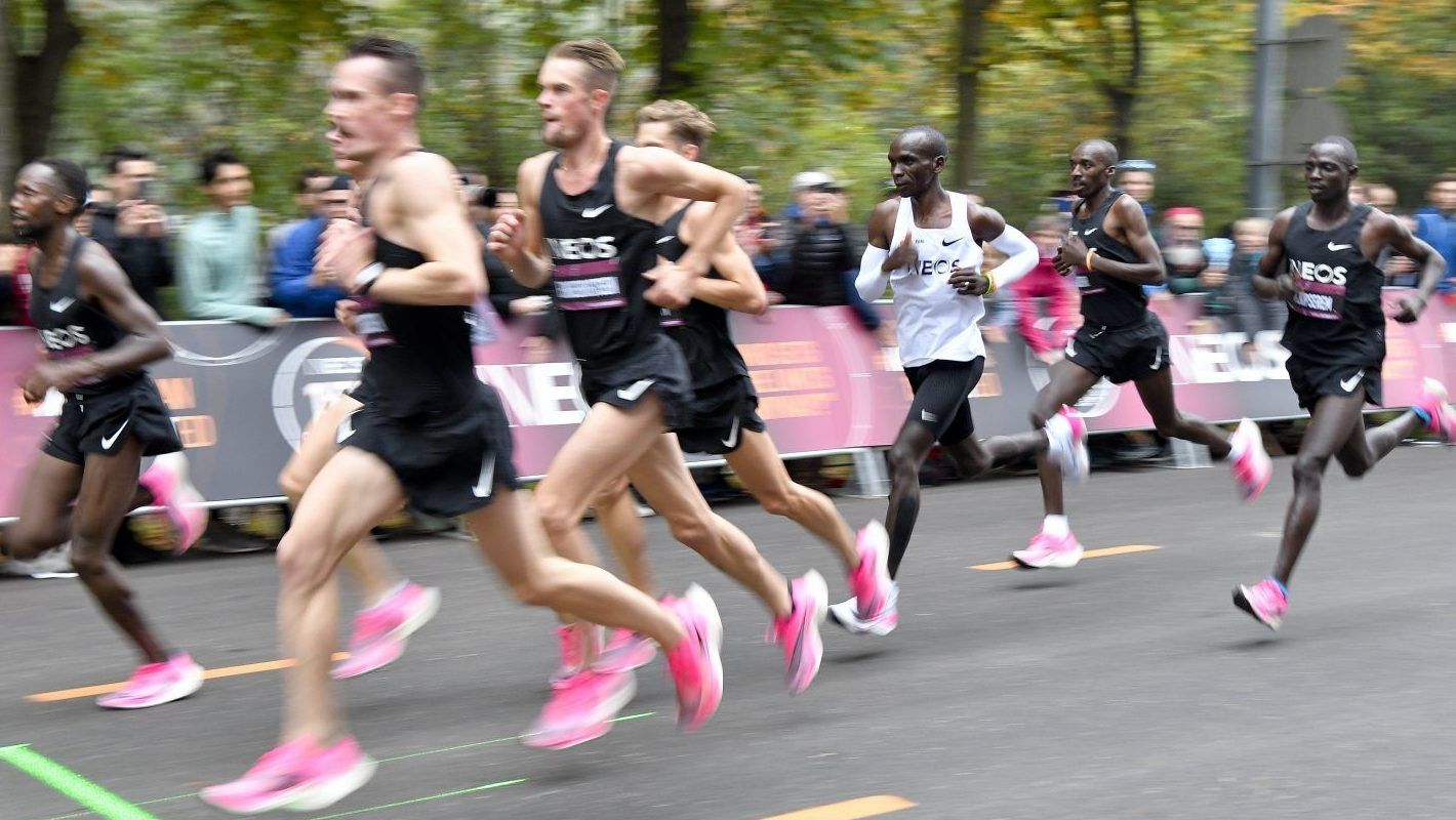 Történelmi pillanat: két órán belül futották le a maratont