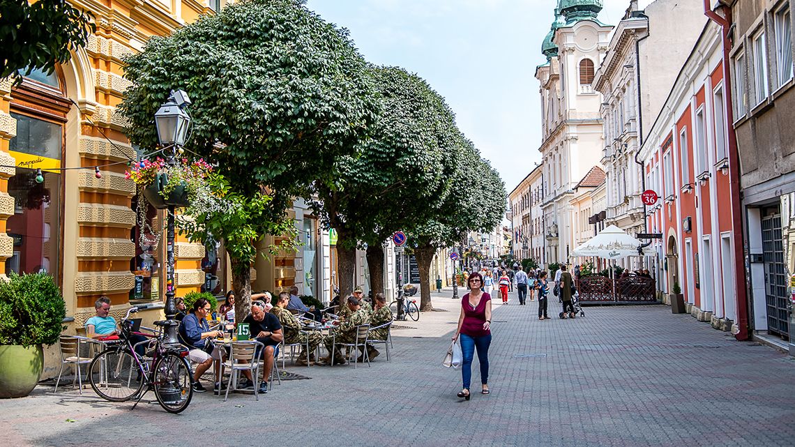 Megverték az ATV riporterét, aki meg akarta tudni, miért osztanak élelmiszercsomagokat Pécsen