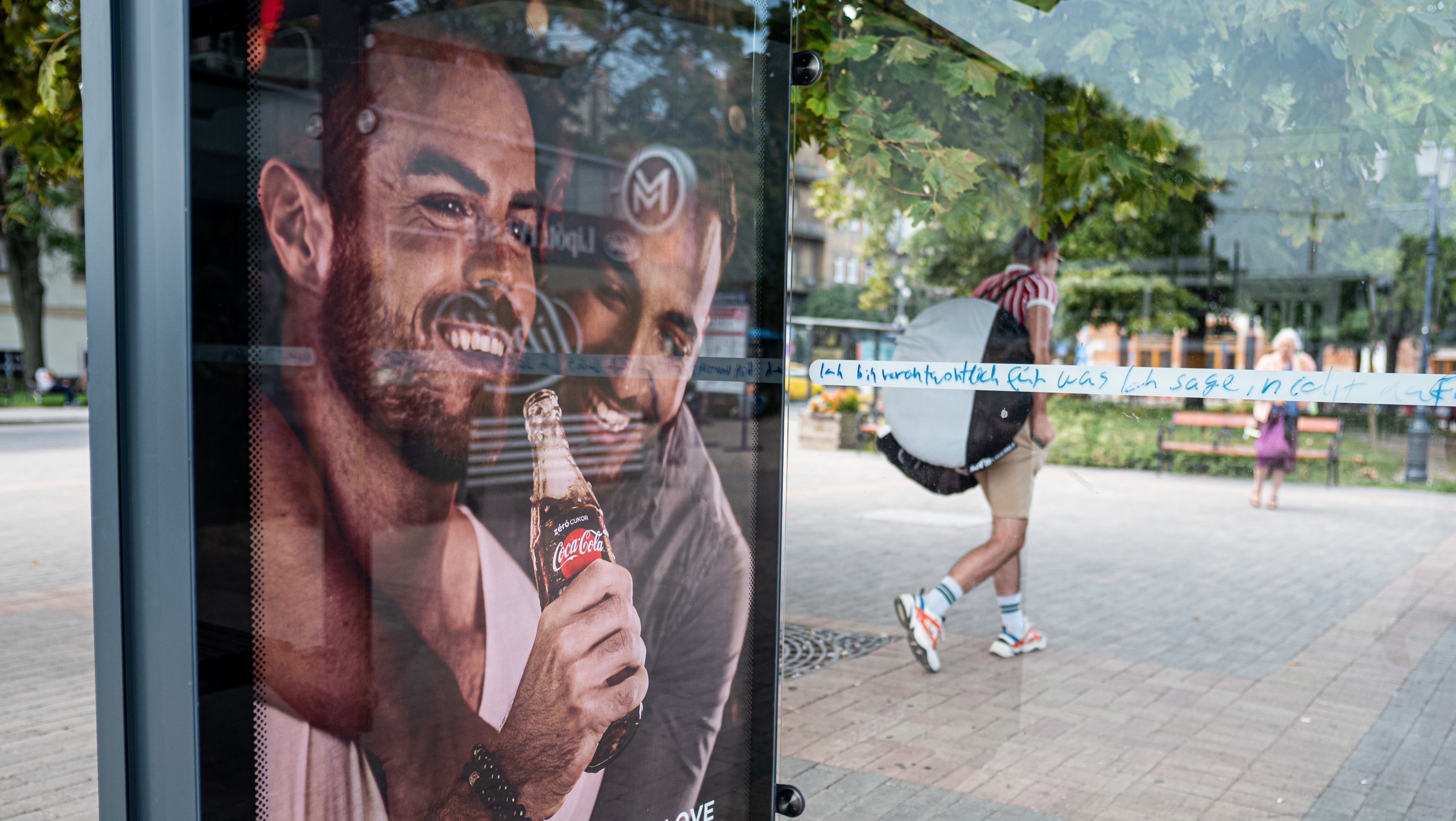 Megbírságolták a Coca-Colát a melegbarát plakátok miatt