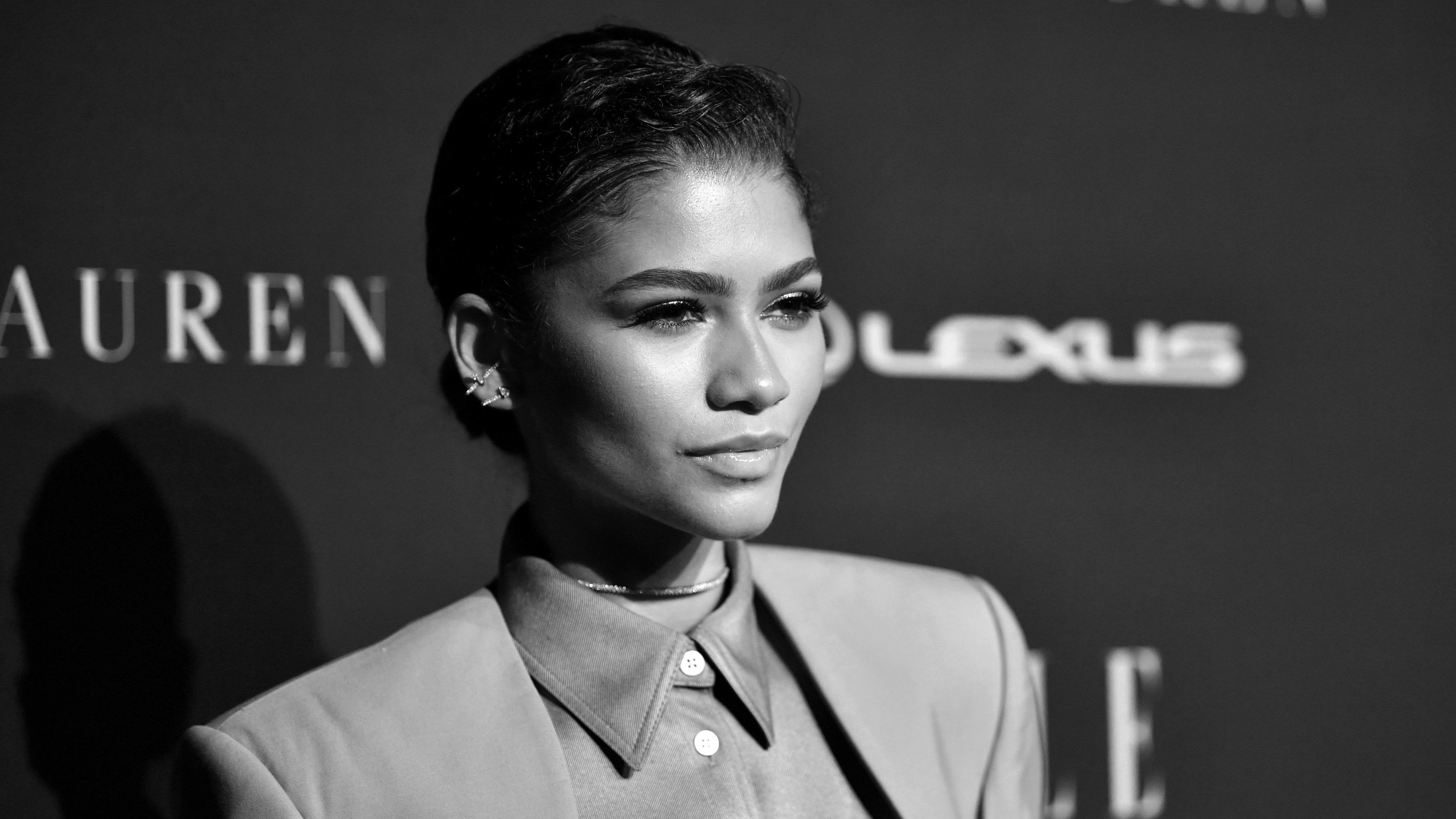 Zendaya úgy néz ki ebben a szettben, mintha ő lenne a divat detektív