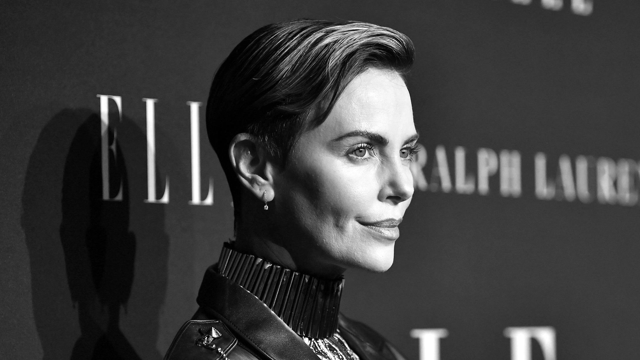 Charlize Theron mintha csukott szemmel választotta volna a szettjének darabjait