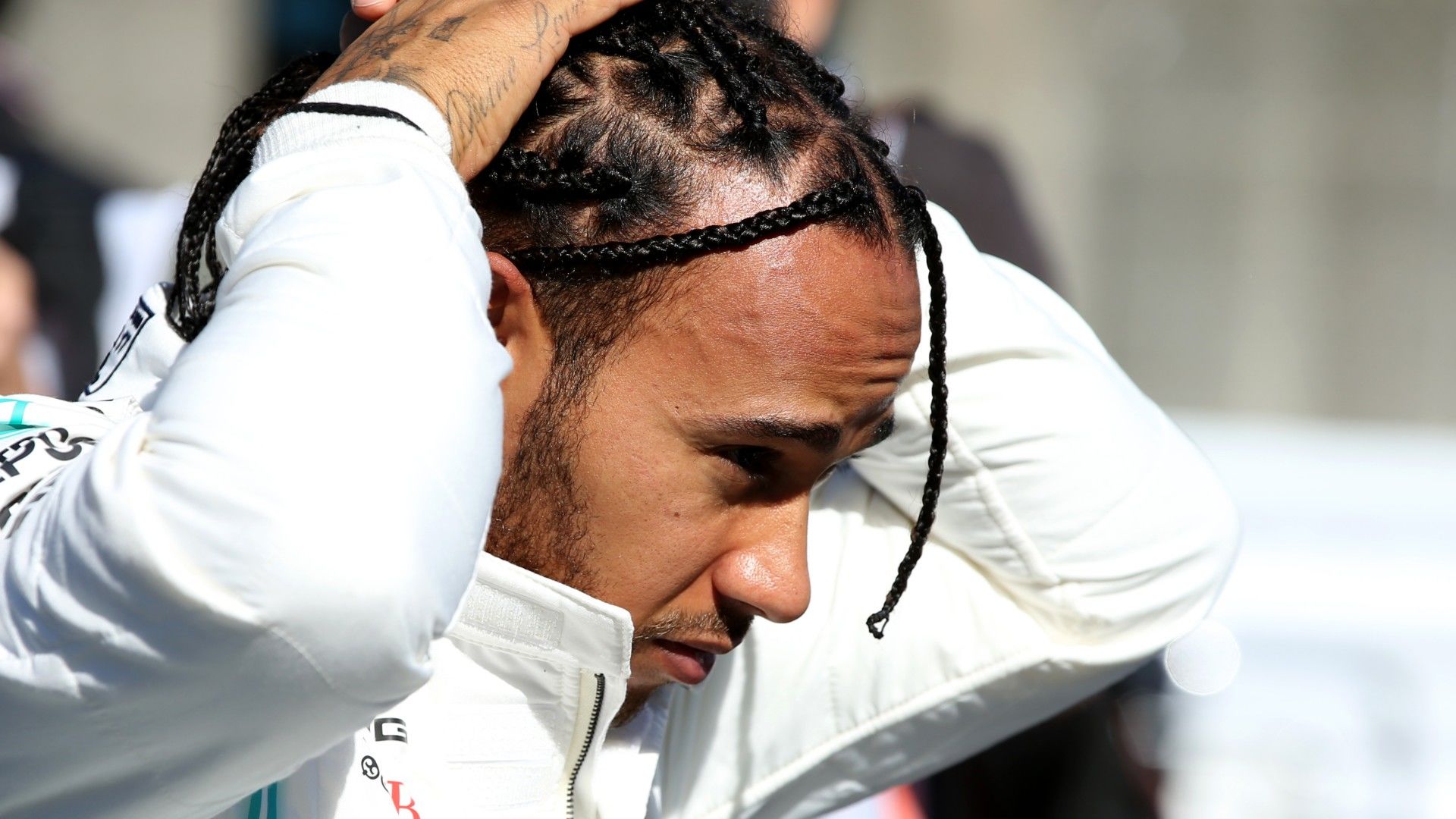 Lewis Hamilton besokallt, elege van mindenből