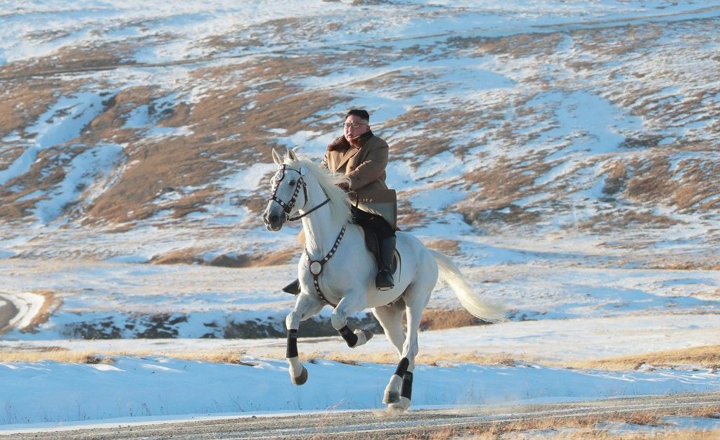 Lóháton mászott hegyet Kim Dzsongun, majd mélyen elgondolkodott