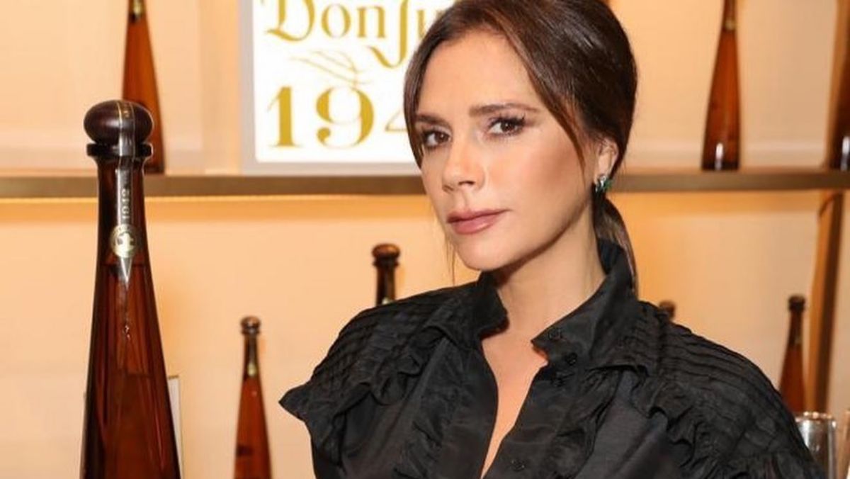 Victoria Beckham 20 éves fotóval reklámozza mai sminkcuccait