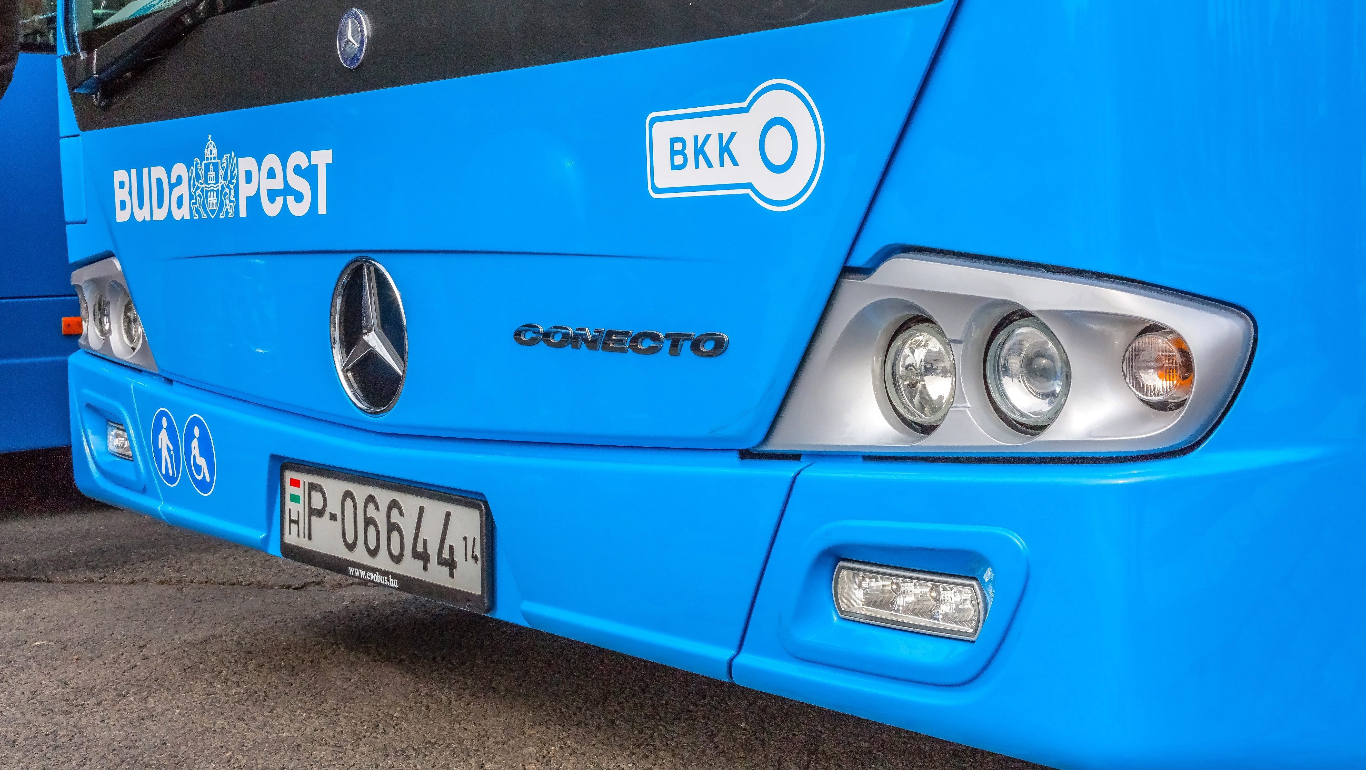 Részegen vezetett egy buszsofőr Budapesten, balesetet okozott