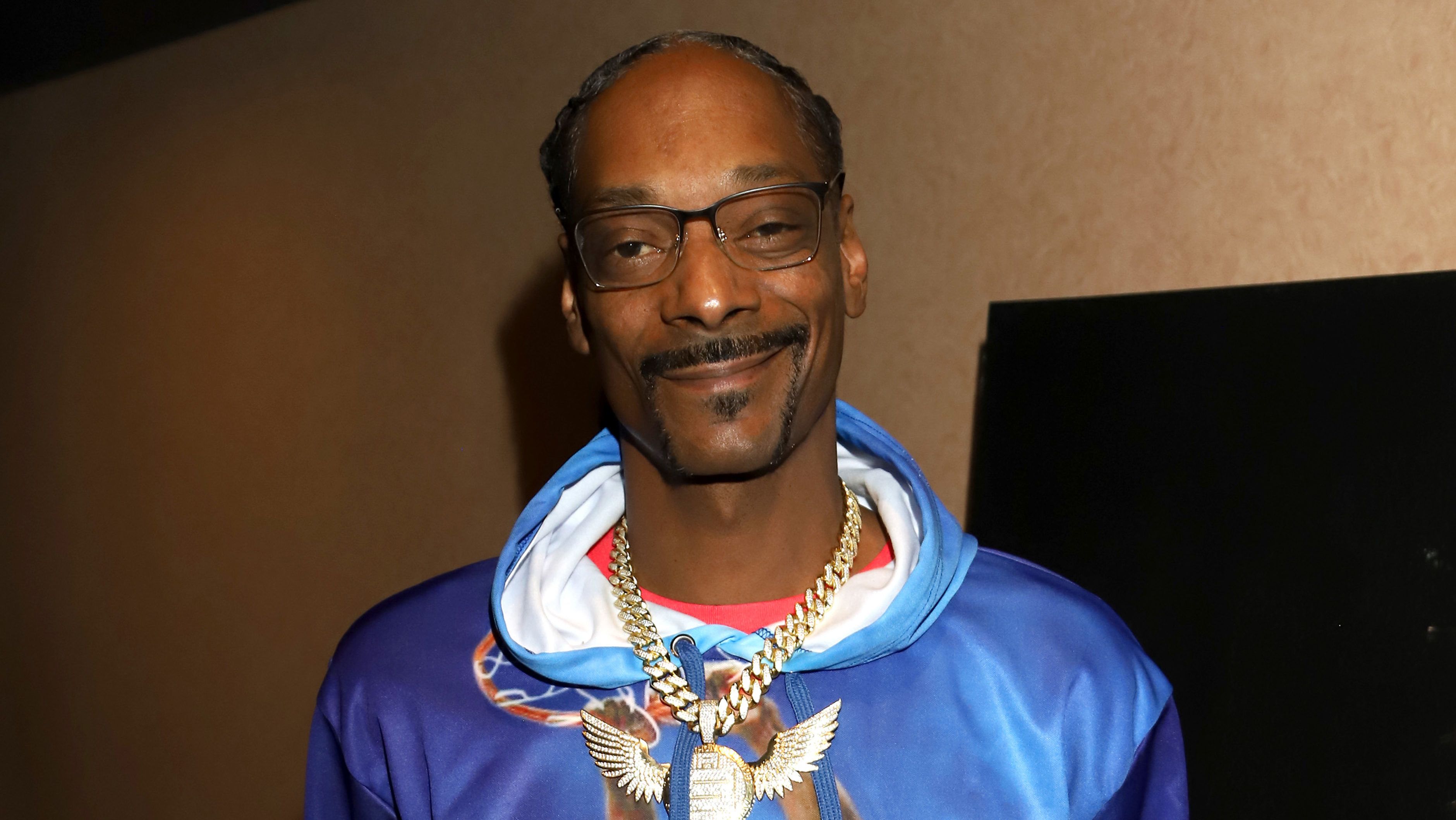 Snoop Dogg évi 15 milliót fizet egy srácnak, hogy sodorja neki a cigit