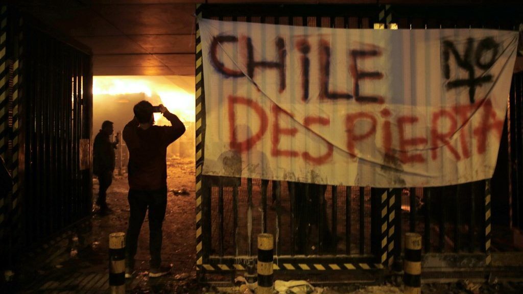 Drágult a tömegközlekedés Chilében: erőszakos tűntetés tört ki, felgyújtottak egy felhőkarcolót