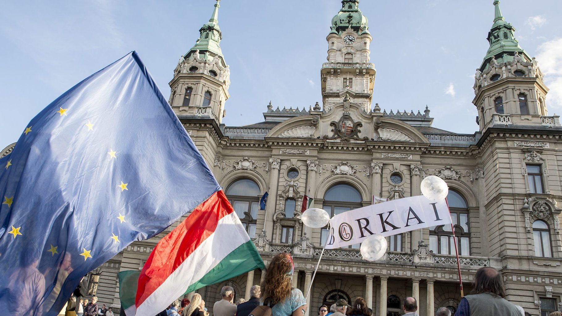 „Nem vicces, hogy olyan polgármesterünk van, aki még a Fidesznek is ciki” – Borkai ellen tüntettek Győrben