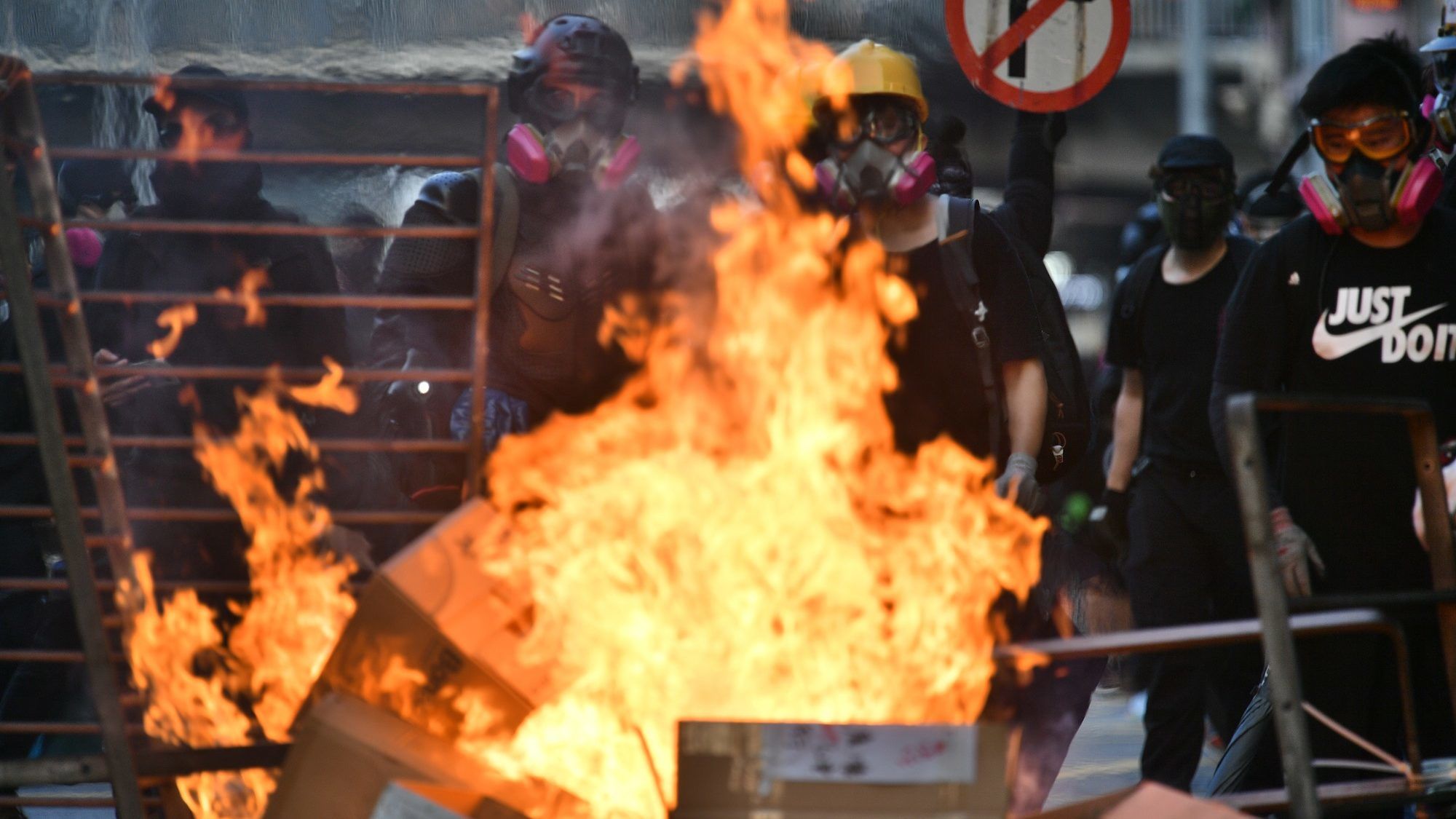 Már délutánra elszabadultak az indulatok az engedély nélkül tartott hongkongi tüntetésen