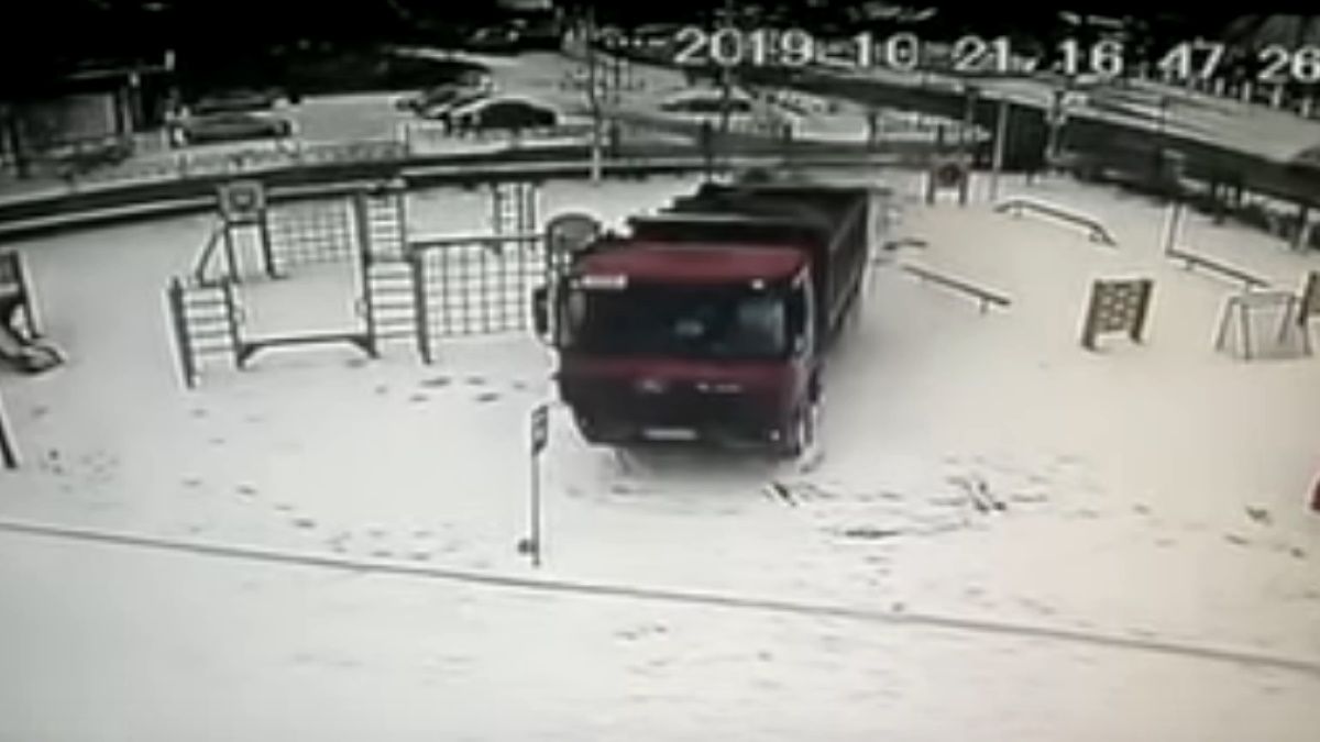 Videón, ahogy fékezés nélkül óvodába csapódik egy teherautó