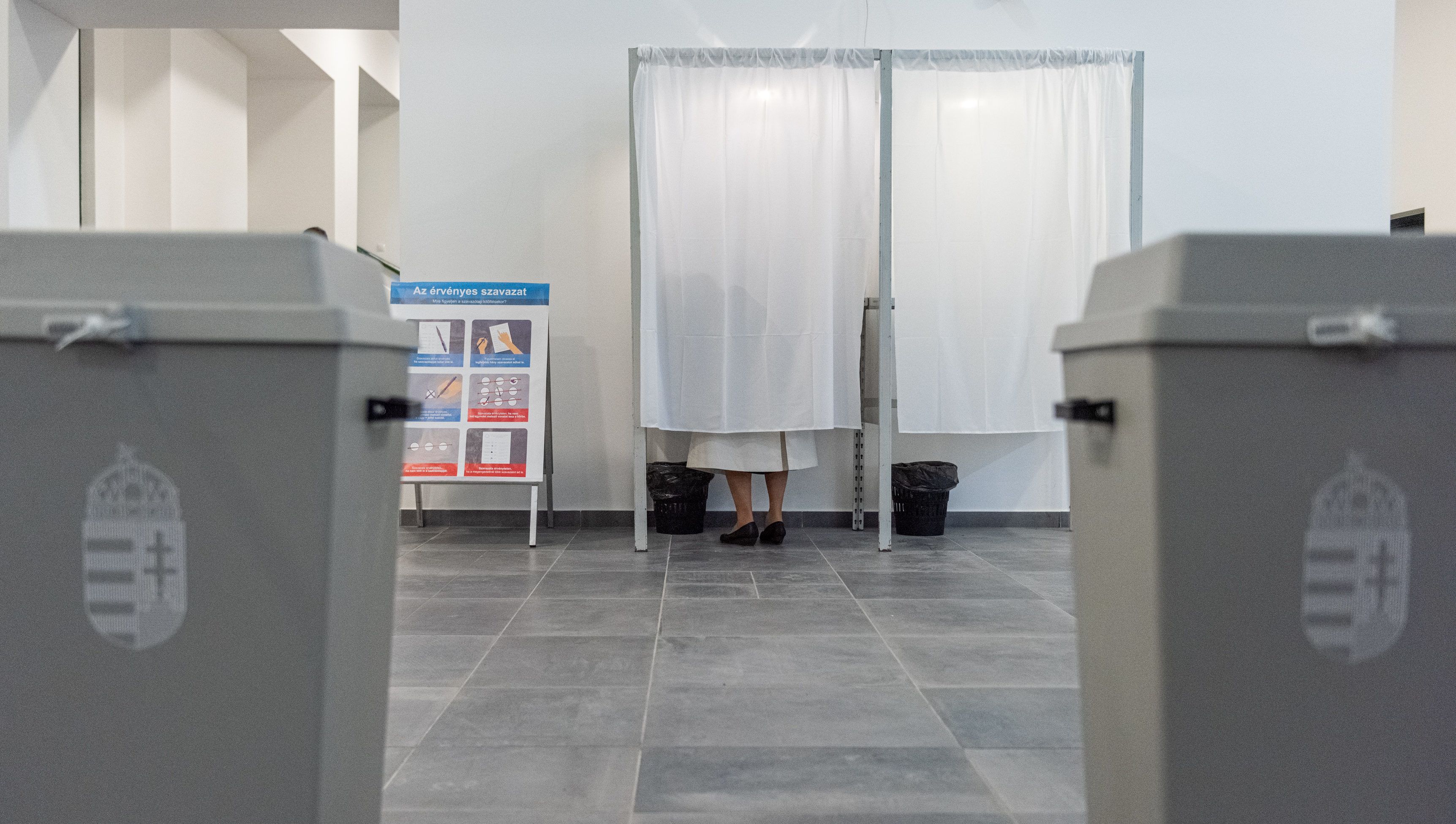 „Szavazószállítók” miatt meg kell ismételni a választást egy komlói szavazókörben