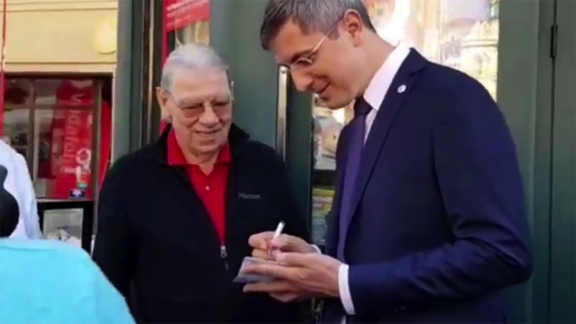 Belefutott a világhírű sztáredzőbe a román elnökjelölt, gyorsan adott is neki egy autogramot – videóval