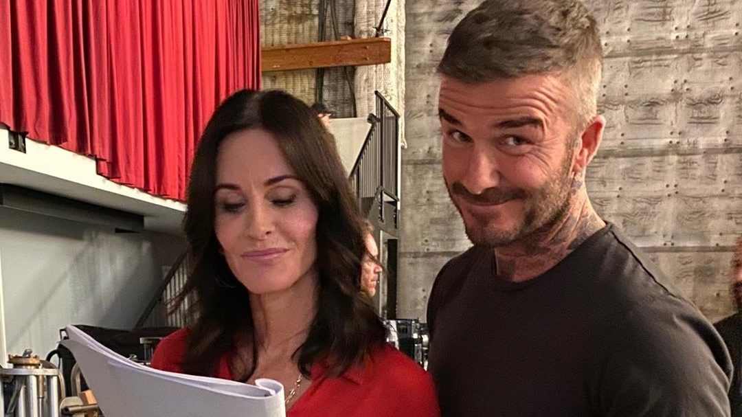 Az egy dolog, hogy Courteney Cox szerepelni fog a Modern családban, de David Beckham lesz a pasija