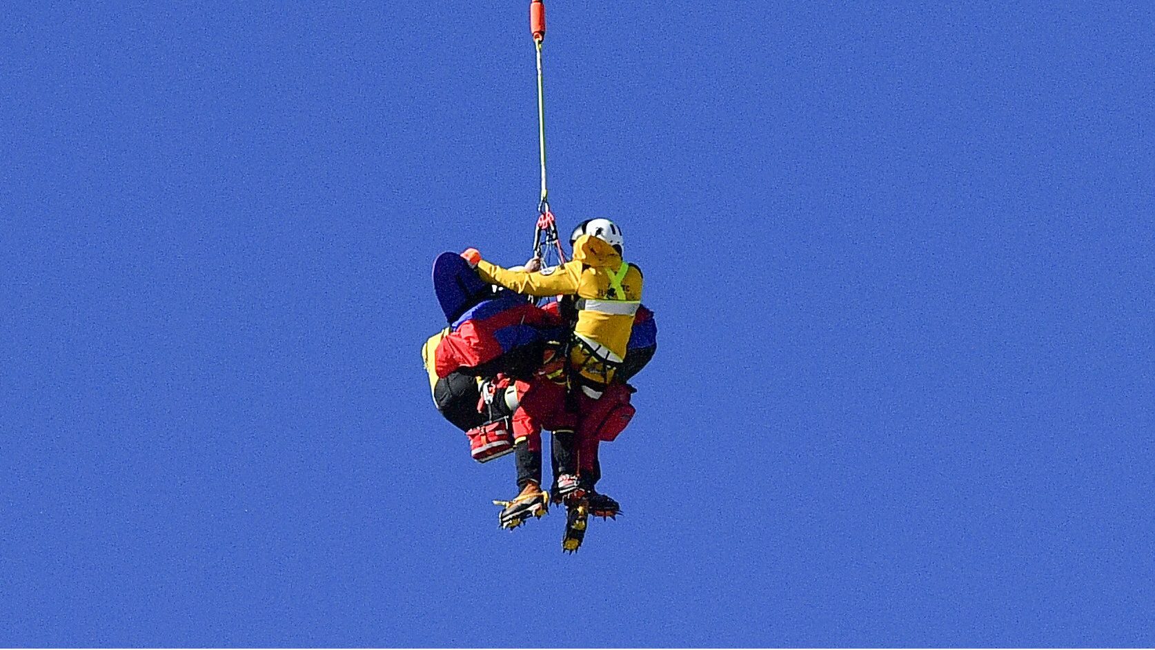 Mentőhelikopter vitte el a nagyot bukott osztrák síelőt – videó