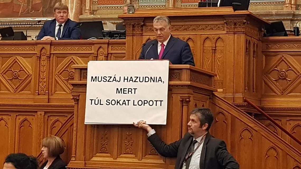 Megjelent a parlamenti jegyzőkönyv Hadházy lófaszozásáról