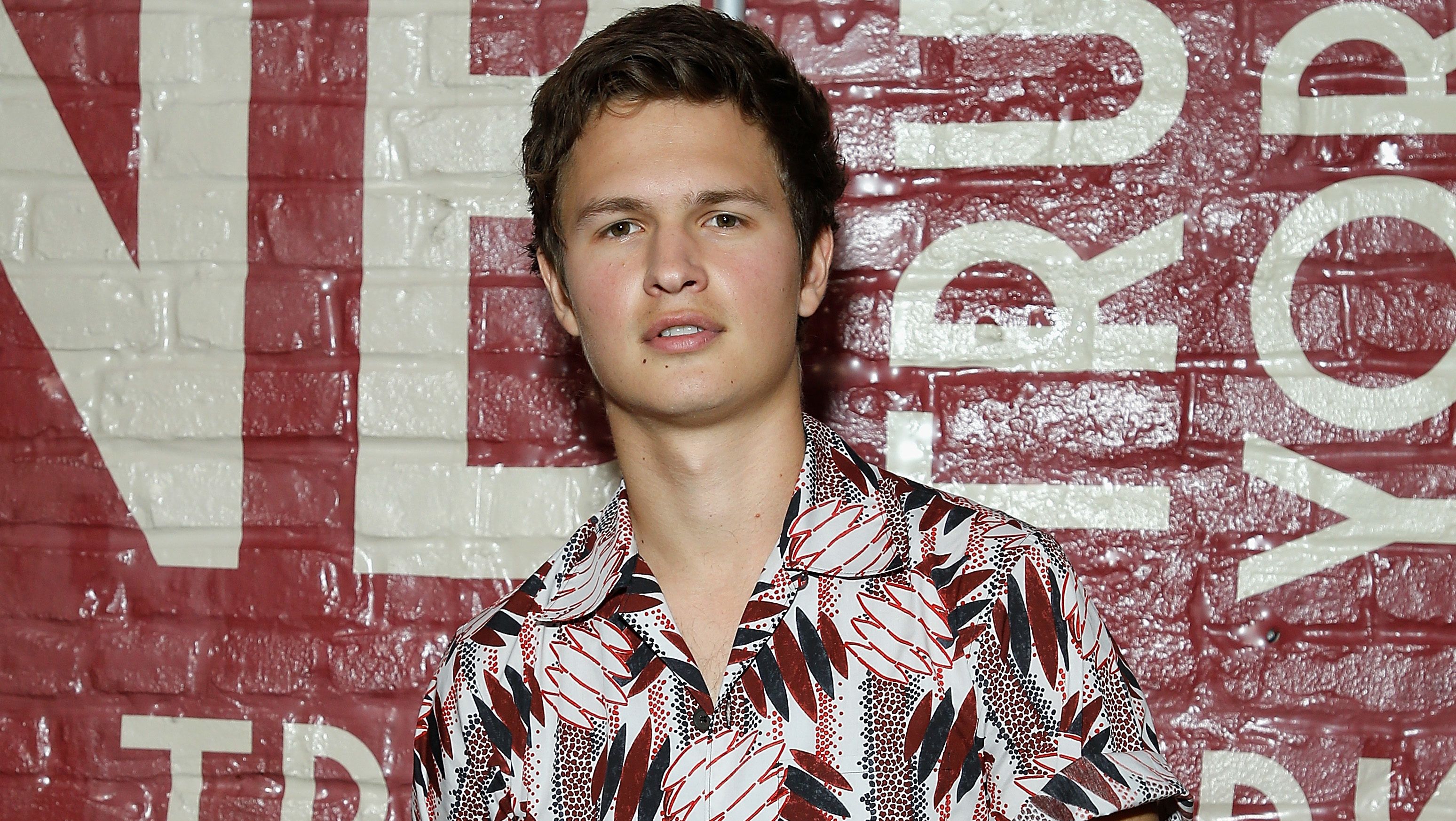 Már Ansel Elgort is Kanye West zenés miséjére jár