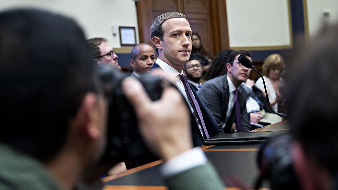 Csak azt láttuk, hogy porig alázzák Zuckerberget, de a háttérben egy világmegváltó kísérlet áll