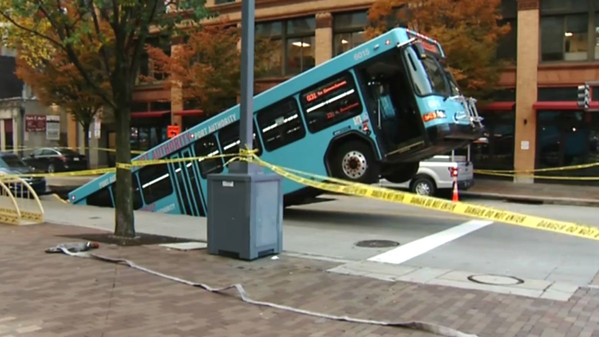 Elnyelt a föld egy buszt Pittsburgh-ben