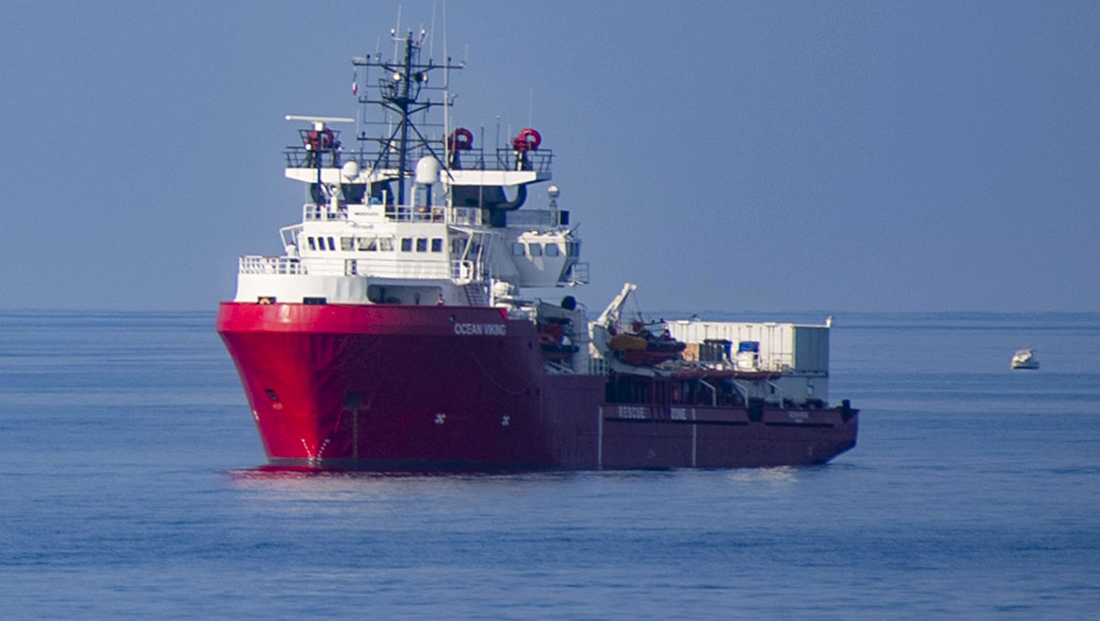 11 napja vesztegel a nyílt tengeren az Ocean Viking, 104 emberrel a fedélzetén