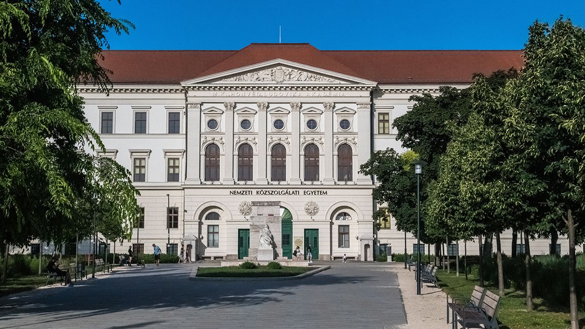 A kormány kedvenc egyeteme kirúgta a tanárt, aki a homofób gyűlöletről szervezett konferenciát