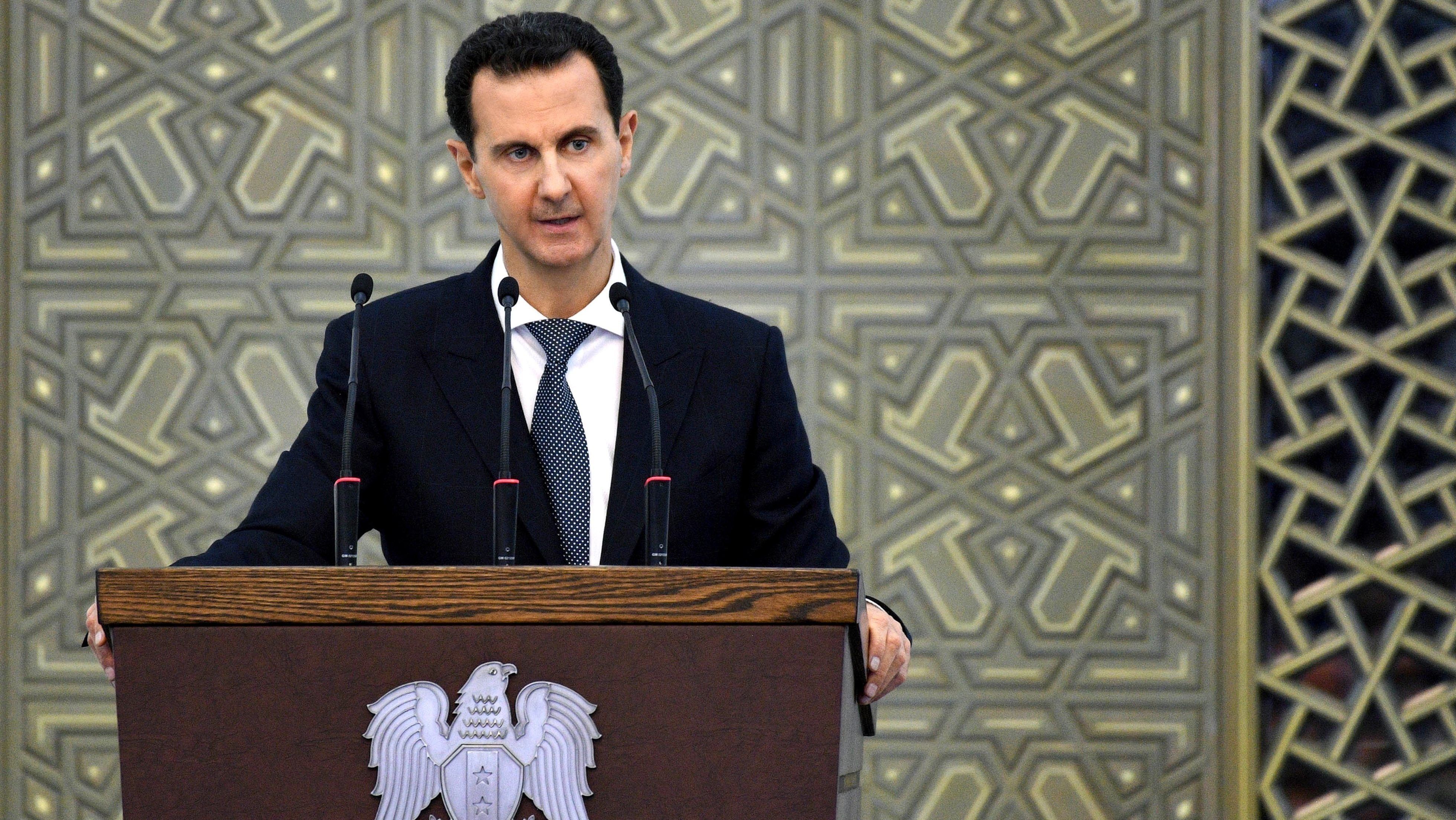 Vádat emeltek Aszad két hírszerzője ellen, egyikük 4000 embert kínzott meg