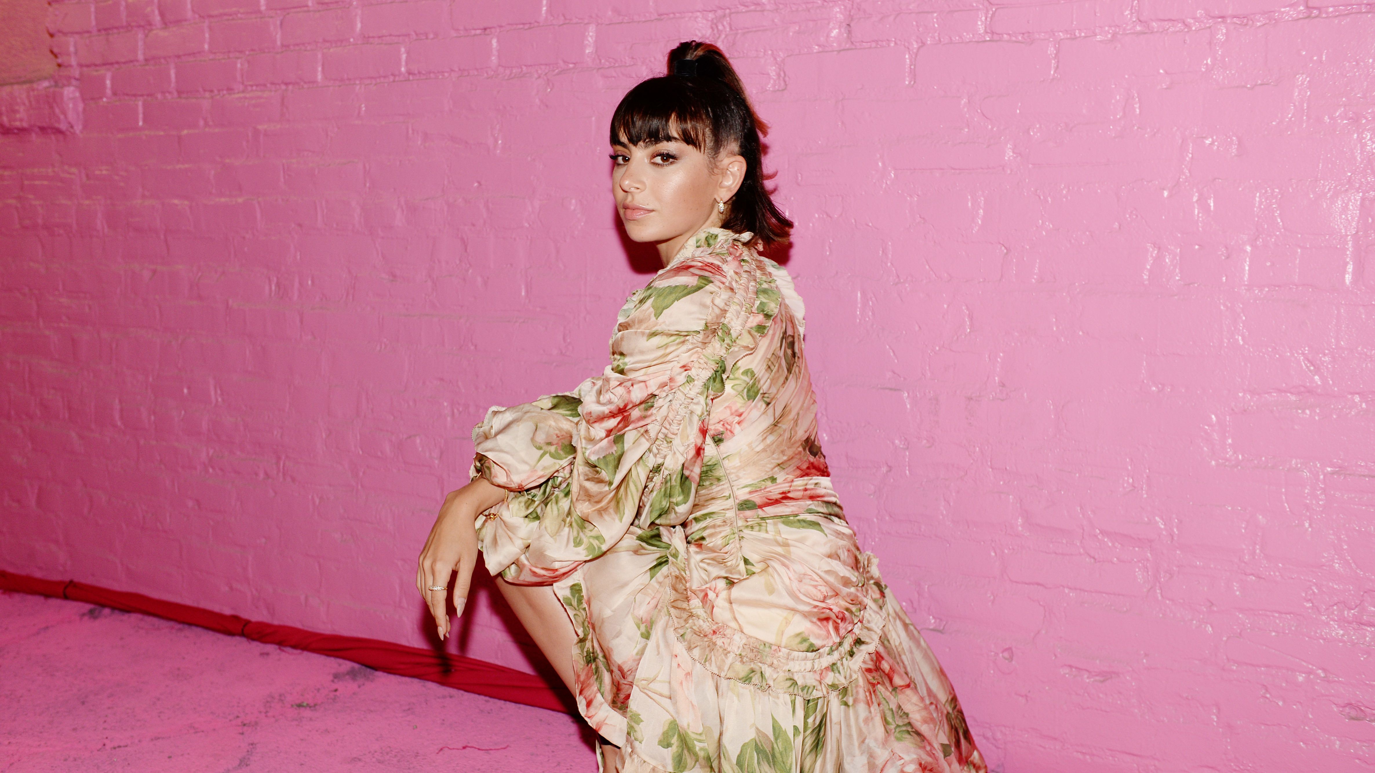 Charli XCX aláírta egy rajongója beöntéshez használt körtefecskendőjét