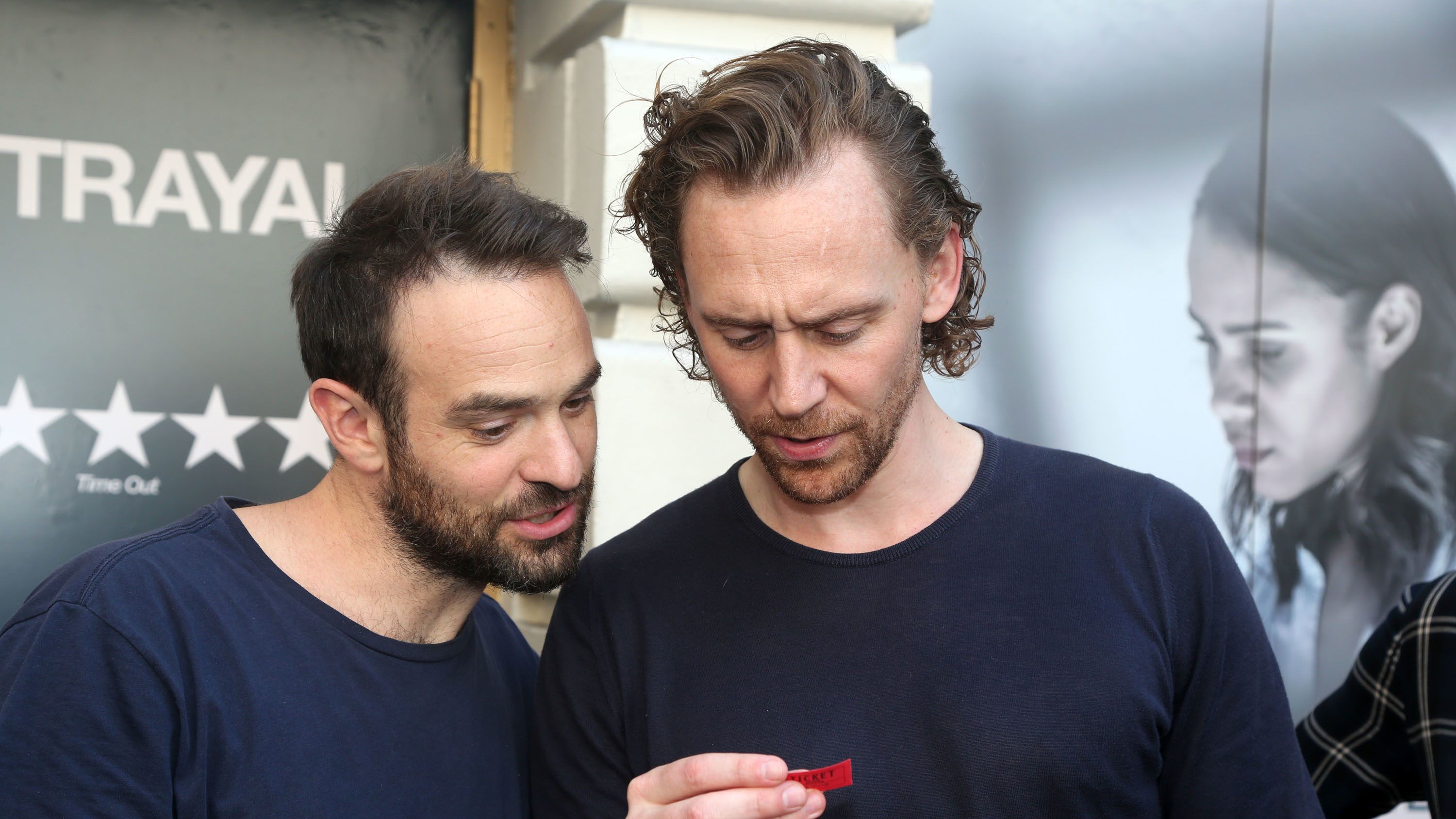 Tom Hiddleston és Charlie Cox szerepet cseréltek egy napra