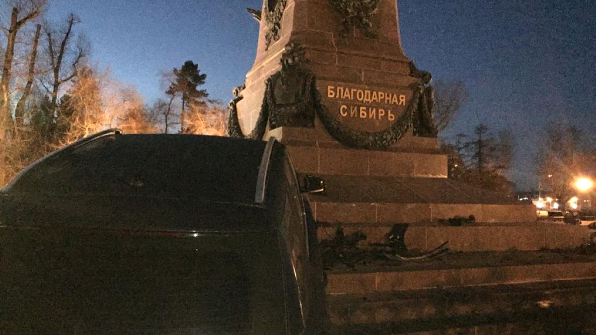 Videó: fékezés nélkül rohant bele a cár szobrába a Mercedes